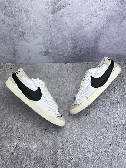 Nike Blazer Low '77 Jumbo White Black Sail - buty sportowe, widok z góry na zewnętrzną stronę butów