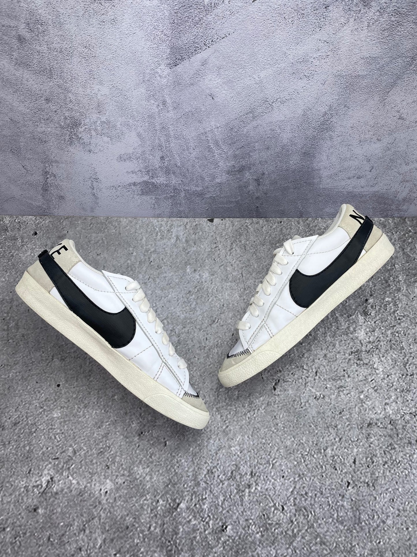 Nike Blazer Low '77 Jumbo White Black Sail - buty sportowe, zewnętrzny panel prawego buta