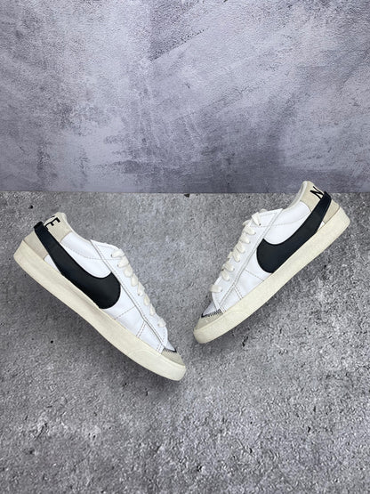 Nike Blazer Low '77 Jumbo White Black Sail - buty sportowe, zewnętrzny panel prawego buta