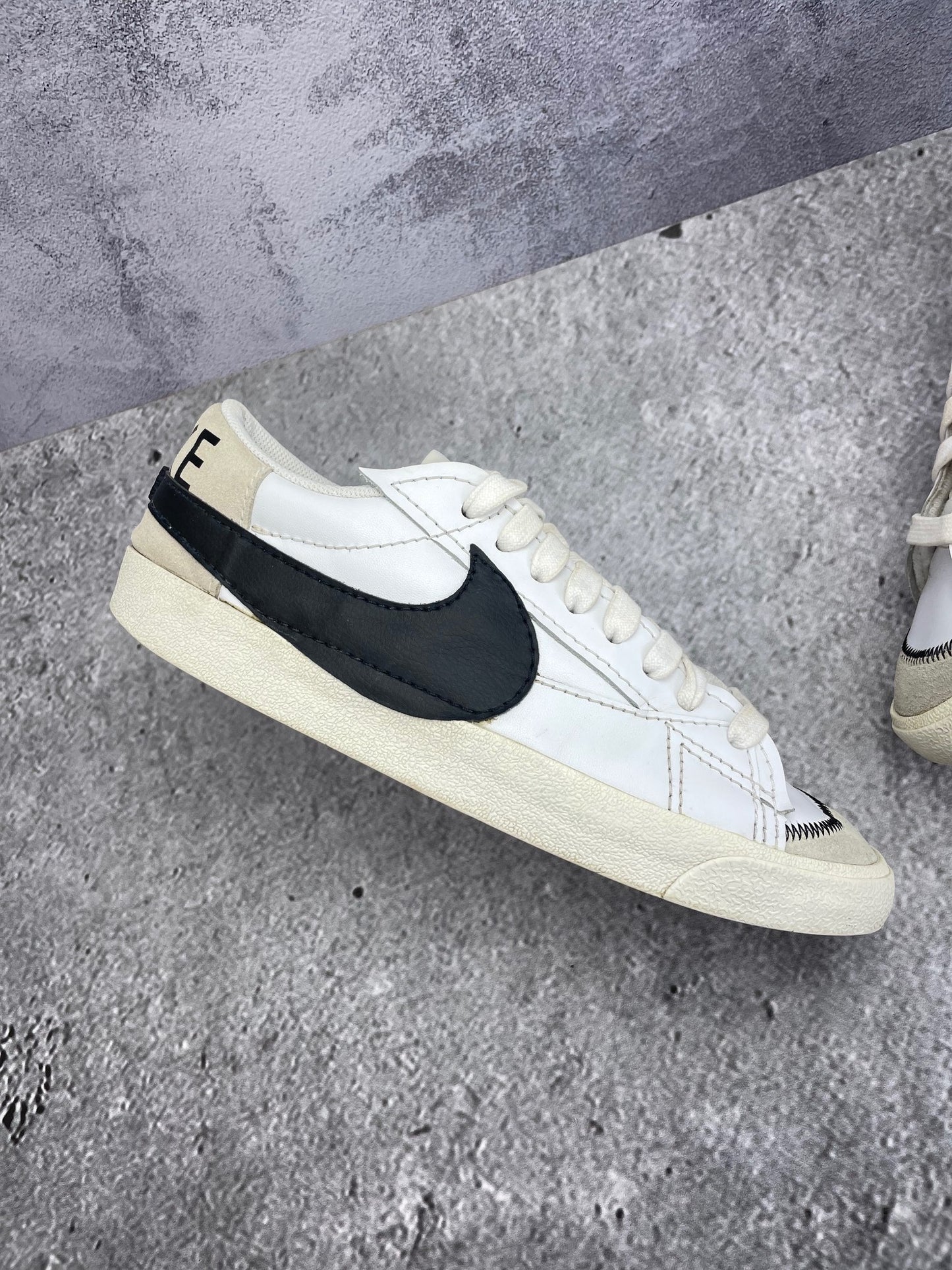 Nike Blazer Low '77 Jumbo White Black Sail - buty sportowe, zewnętrzny panel lewego buta