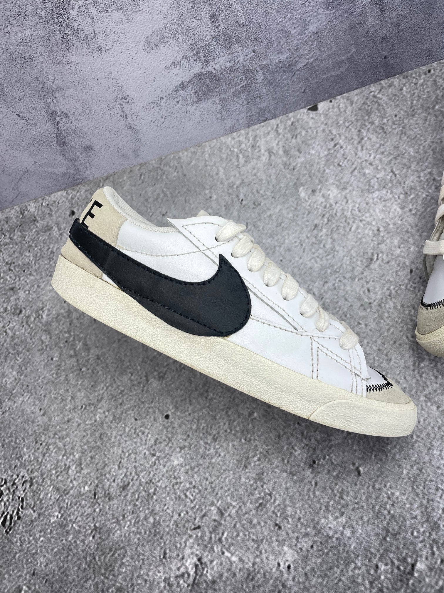 Nike Blazer Low '77 Jumbo White Black Sail - buty sportowe, zewnętrzny panel lewego buta