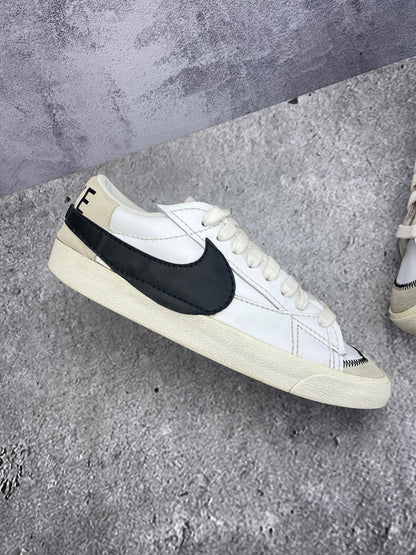 Nike Blazer Low '77 Jumbo White Black Sail - buty sportowe, zewnętrzny panel lewego buta