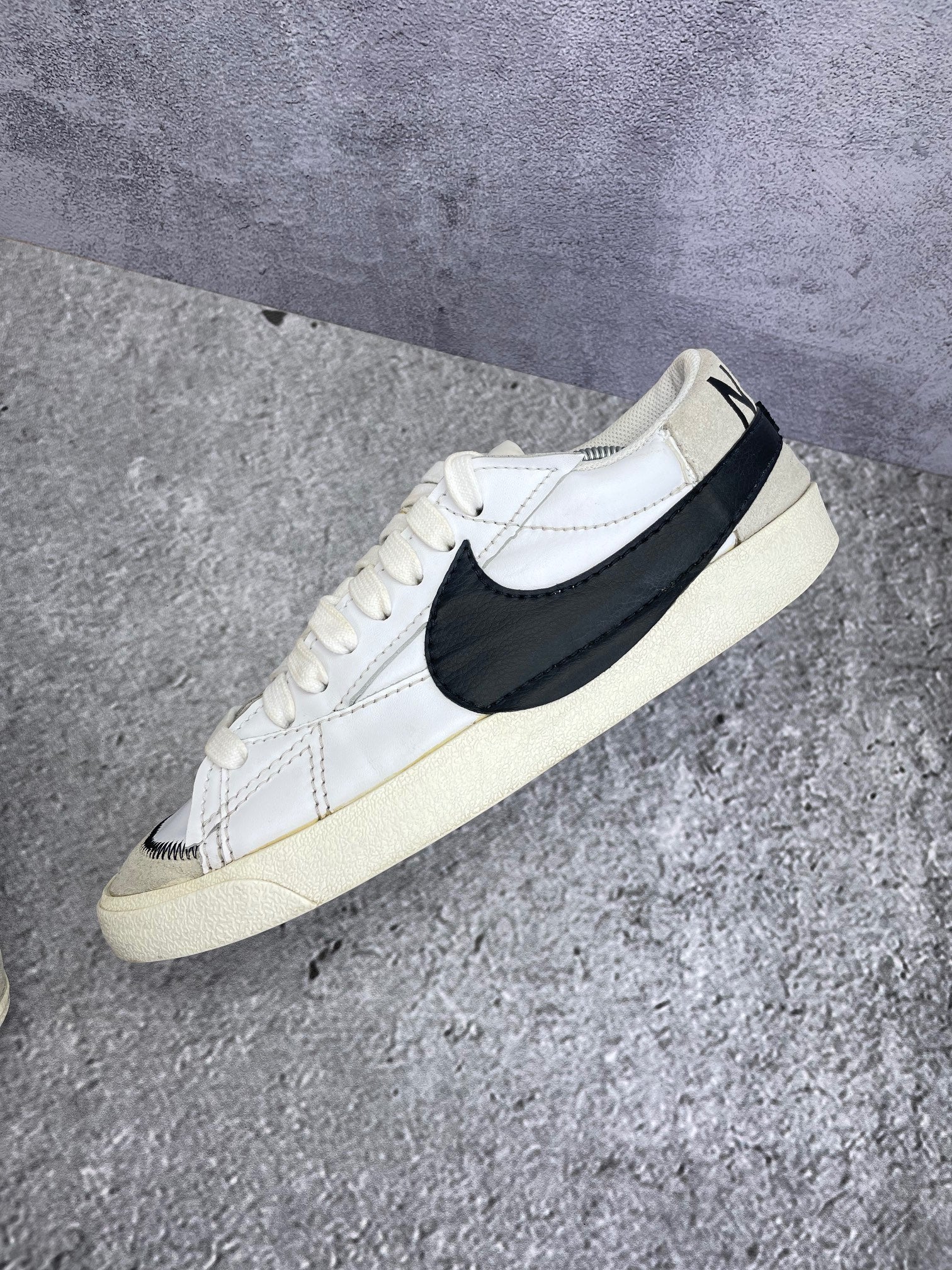 Nike Blazer Low '77 Jumbo White Black Sail - buty sportowe, widok z góry na wewnętrzną stronę butów