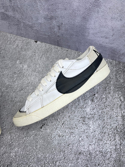 Nike Blazer Low '77 Jumbo White Black Sail - buty sportowe, widok z góry na wewnętrzną stronę butów