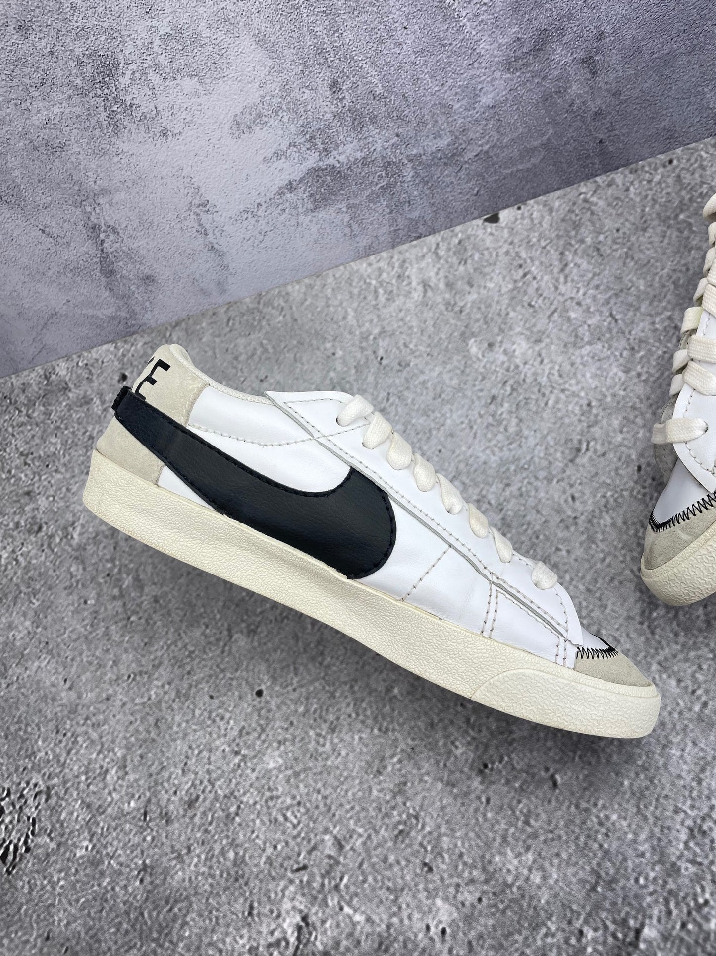 Nike Blazer Low '77 Jumbo White Black Sail - buty sportowe, wewnętrzny panel lewego buta