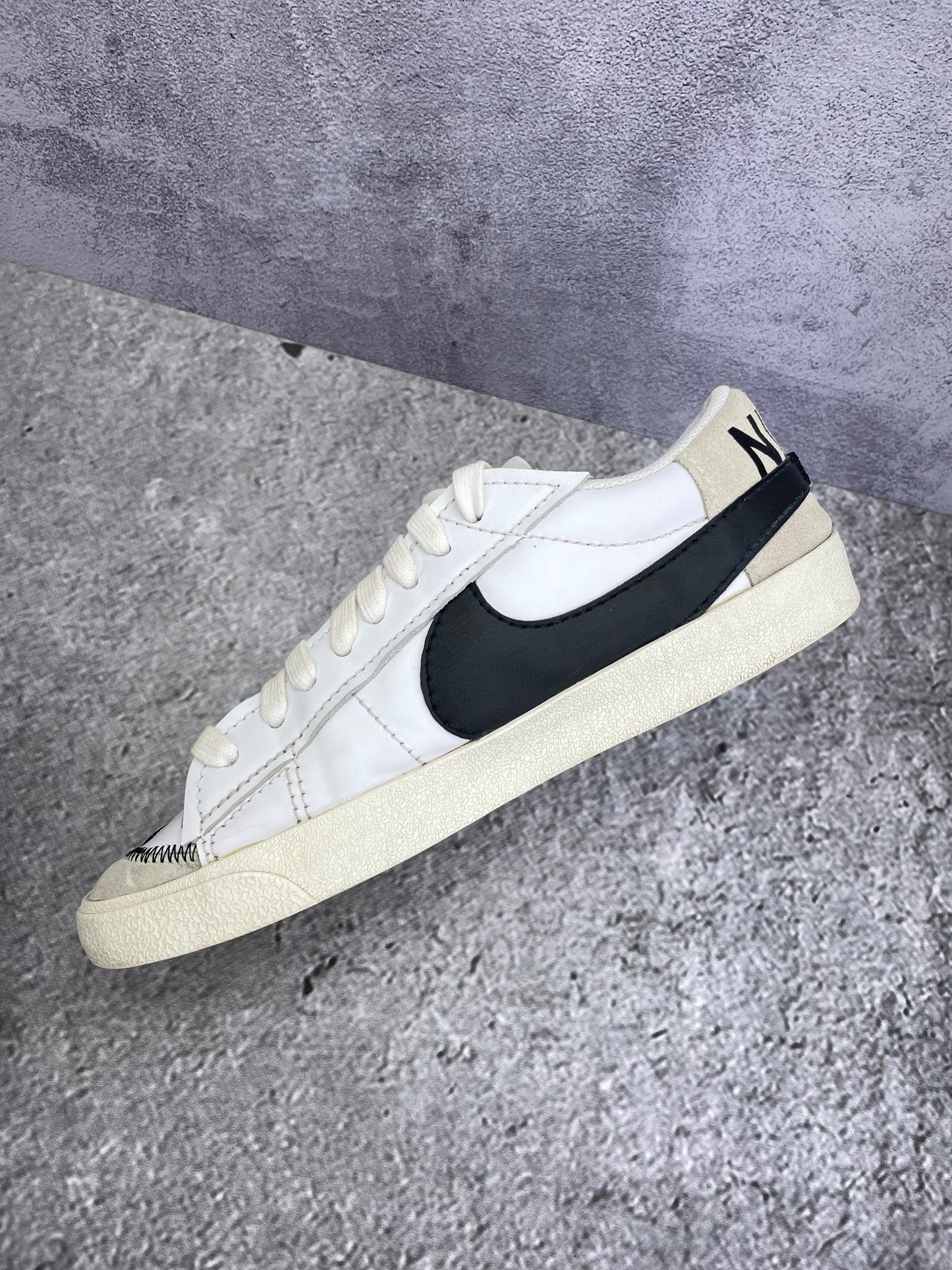 Nike Blazer Low '77 Jumbo White Black Sail - buty sportowe, wewnętrzny panel prawego buta