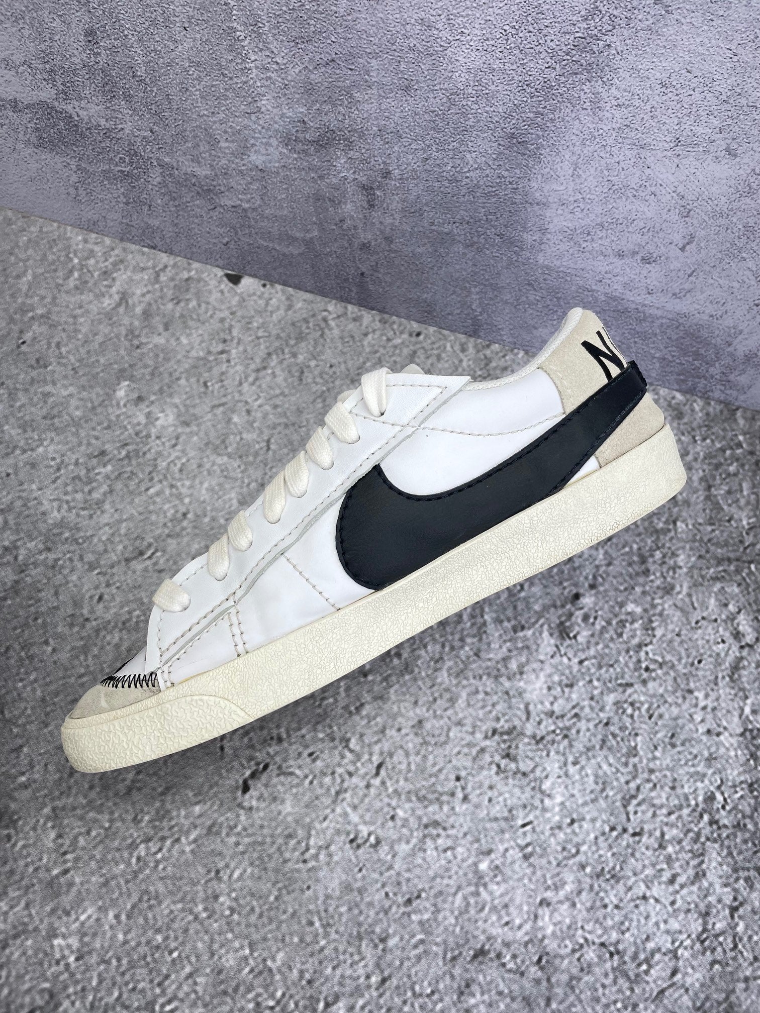 Nike Blazer Low '77 Jumbo White Black Sail - buty sportowe, wewnętrzny panel prawego buta