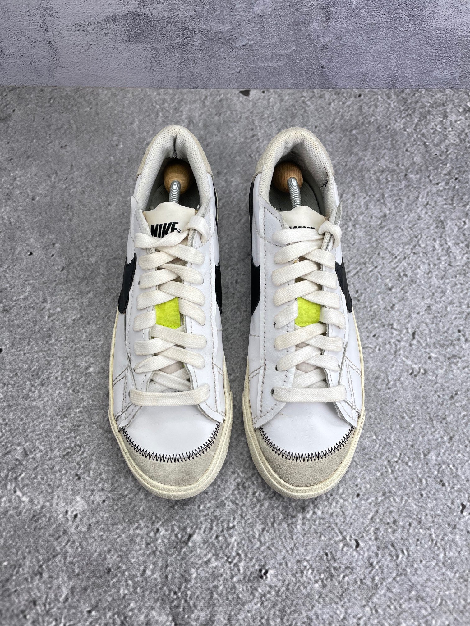Nike Blazer Low '77 Jumbo White Black Sail - buty sportowe, widok z góry
