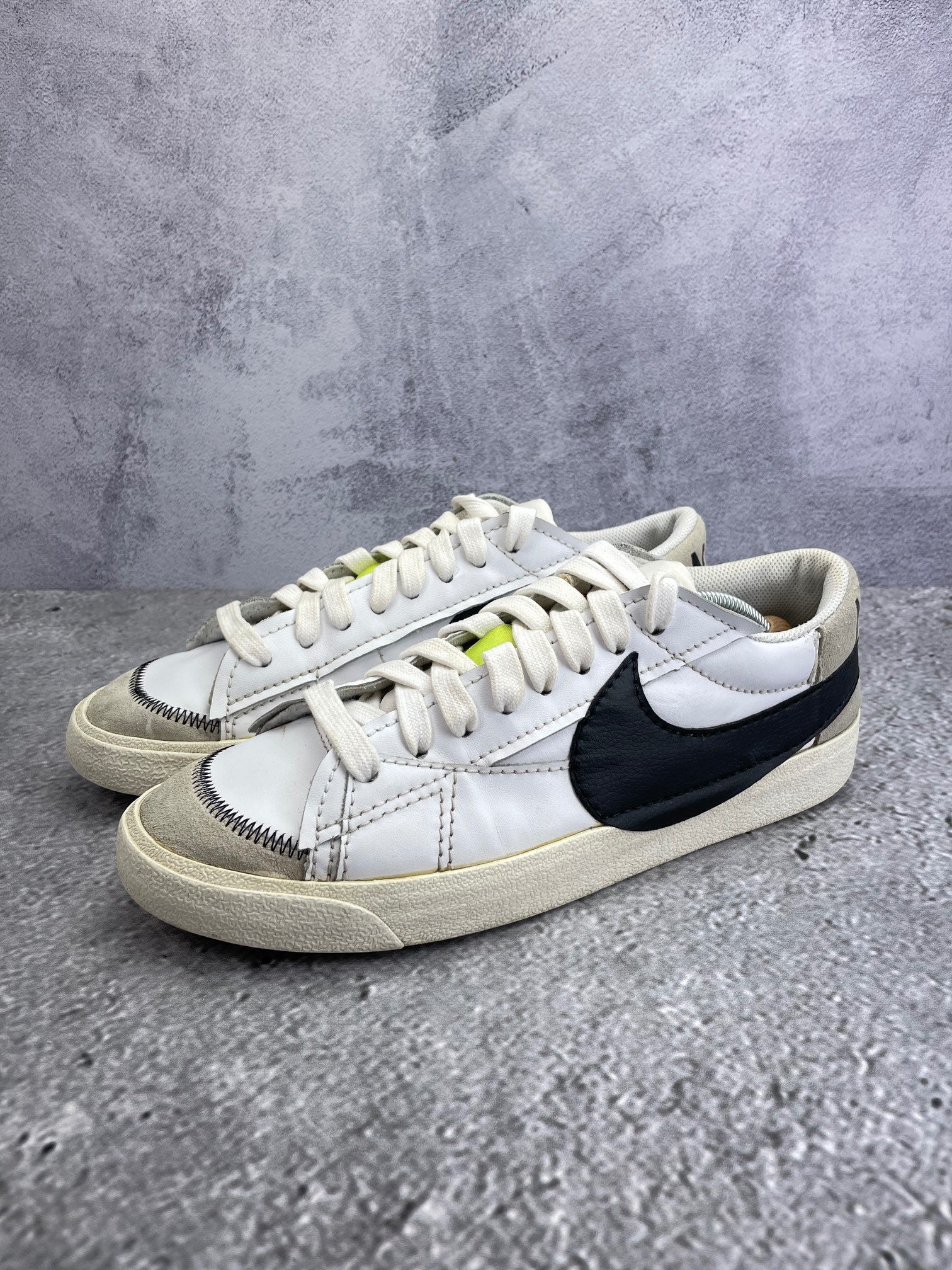 Nike Blazer Low '77 Jumbo White Black Sail - buty sportowe, widok z boku na tle studyjnym