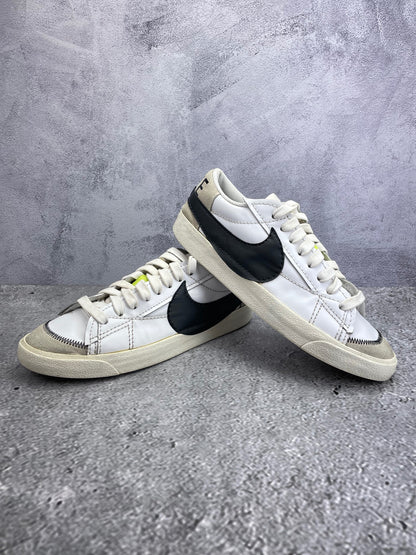 Nike Blazer Low '77 Jumbo White Black Sail - buty sportowe, para butów, widok z boku na tle studyjnym