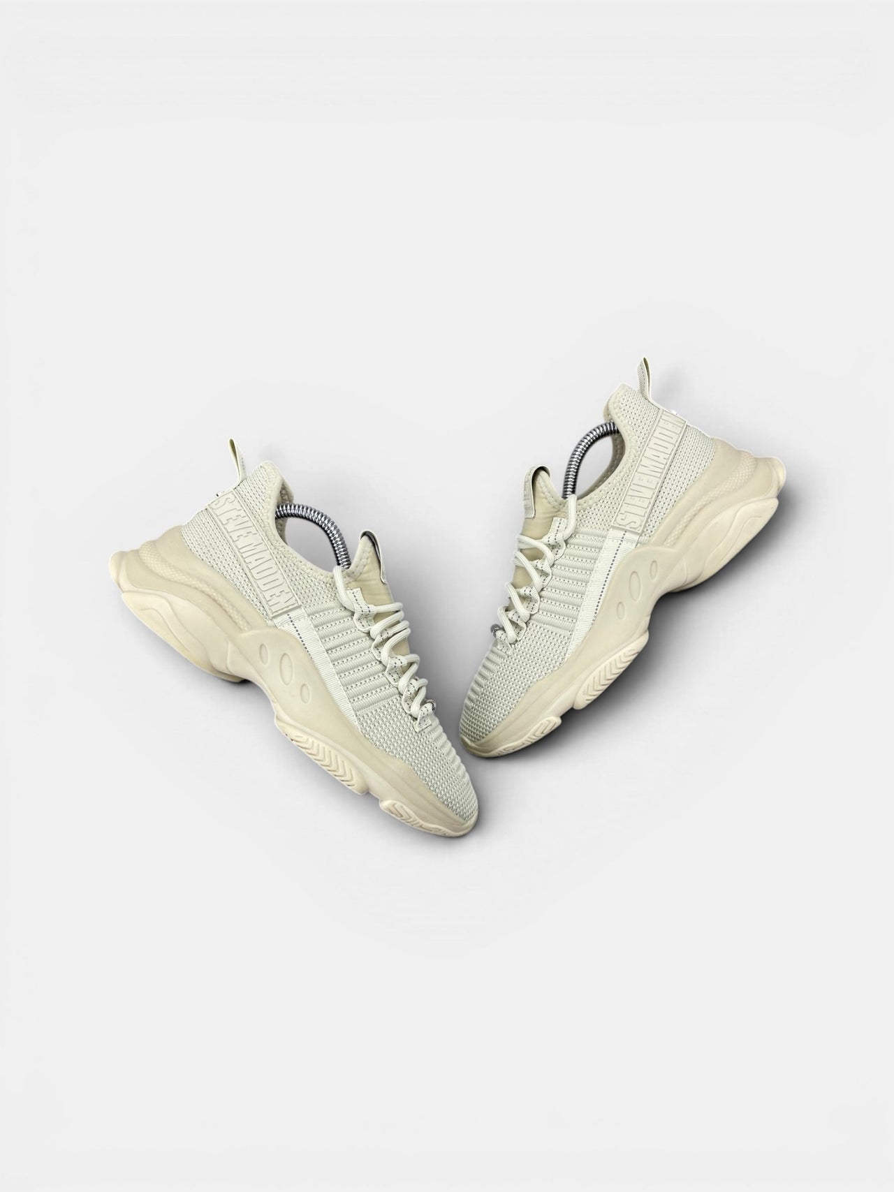 Steve Madden Sneakers — buty sportowe damskie w bardzo dobrym stanie rozmiar 38, widok z góry na zewnętrzną stronę butów