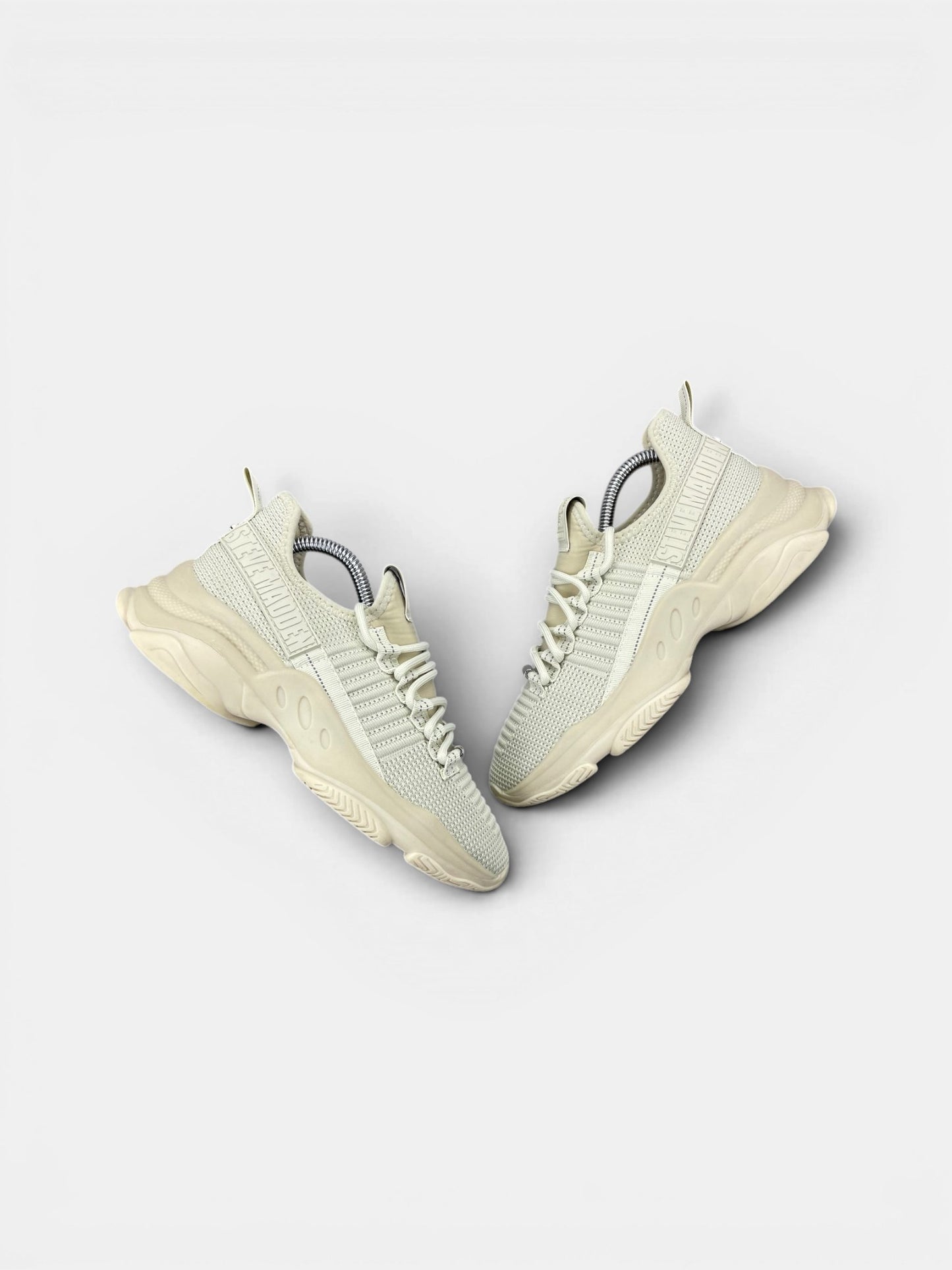 Steve Madden Sneakers — buty sportowe damskie w bardzo dobrym stanie rozmiar 38, widok z góry na zewnętrzną stronę butów