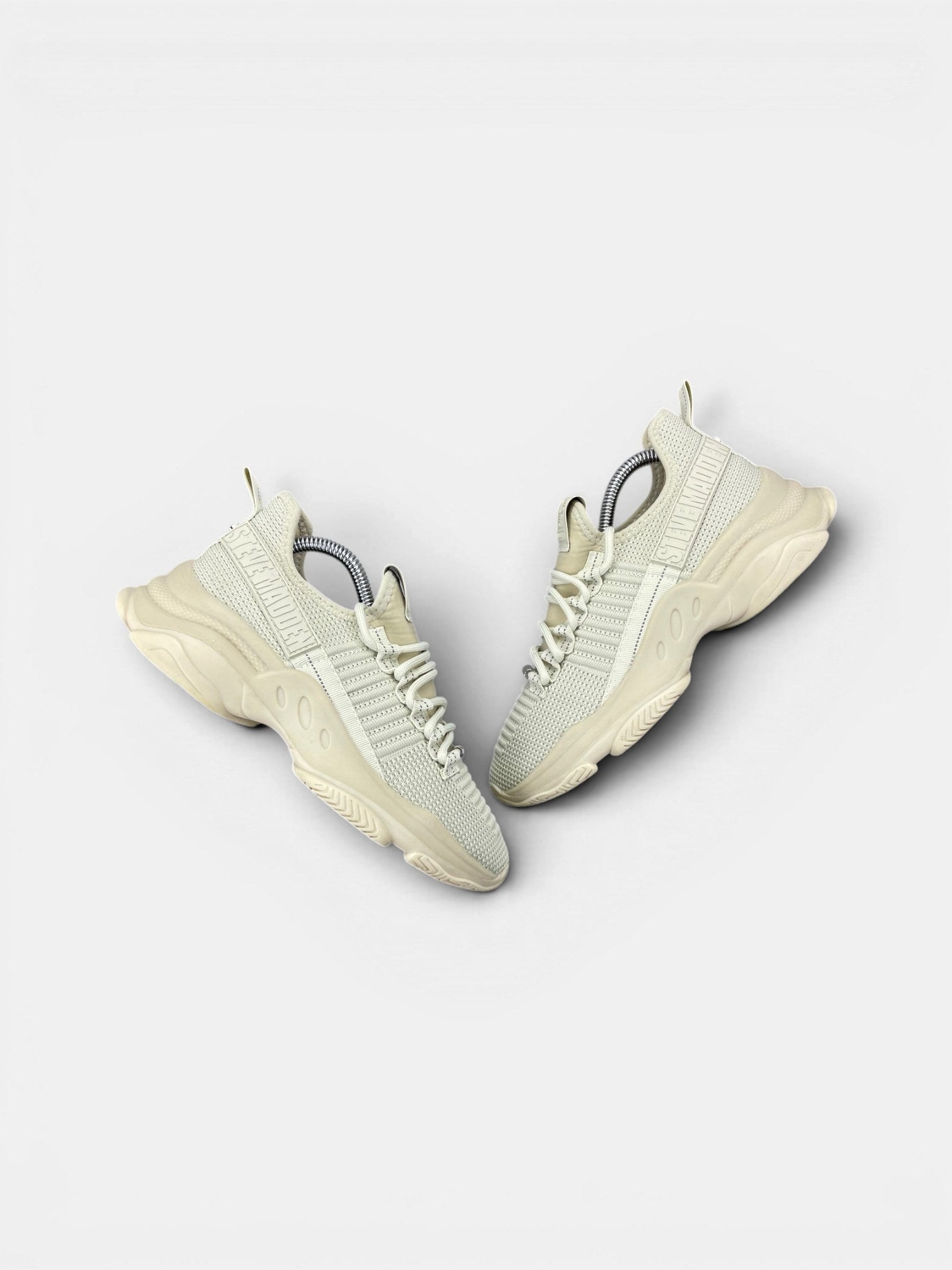 Steve Madden Sneakers — buty sportowe damskie w bardzo dobrym stanie rozmiar 38, widok z góry na zewnętrzną stronę butów