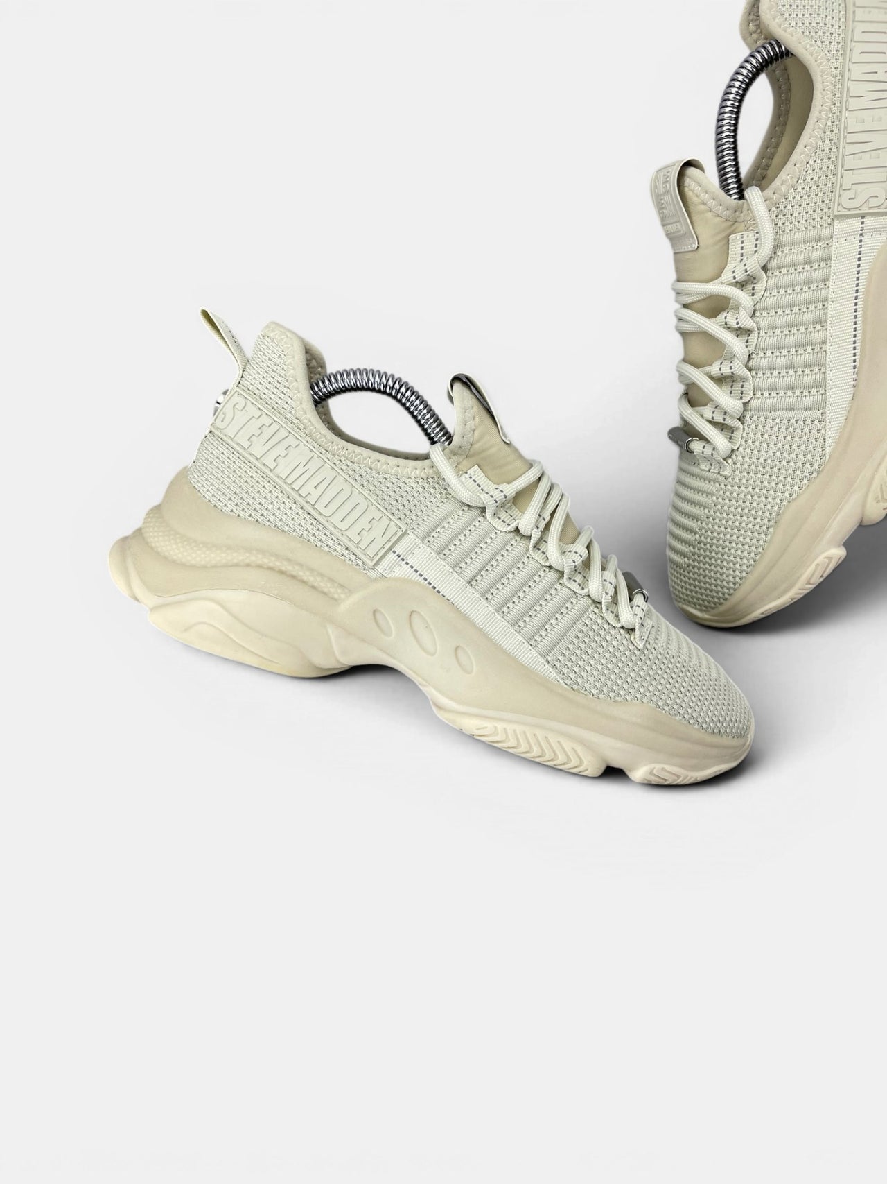 Steve Madden Sneakers — buty sportowe damskie w bardzo dobrym stanie rozmiar 38, zewnętrzny panel prawego buta