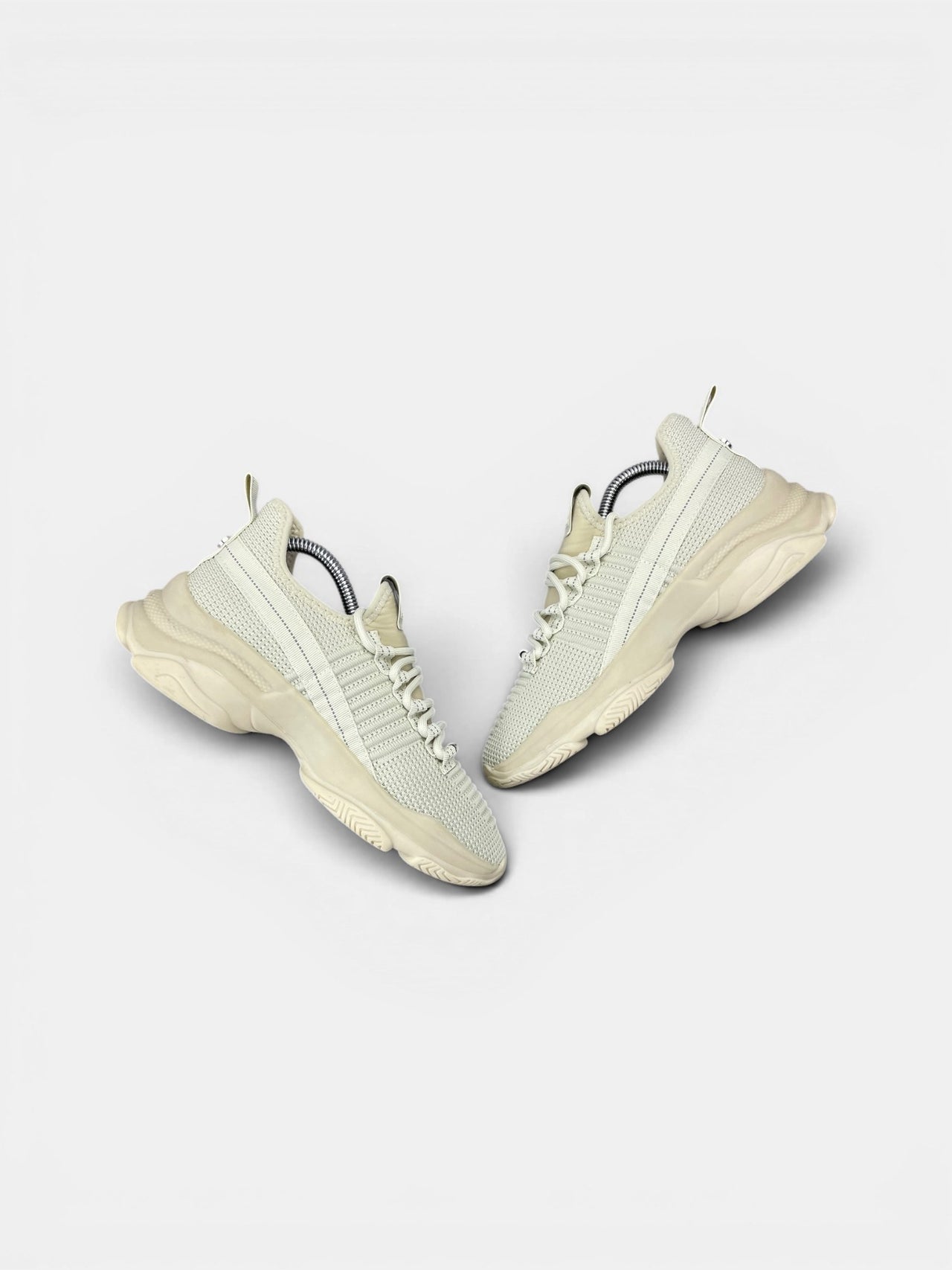 Steve Madden Sneakers — buty sportowe damskie w bardzo dobrym stanie rozmiar 38, widok z góry na wewnętrzną stronę butów