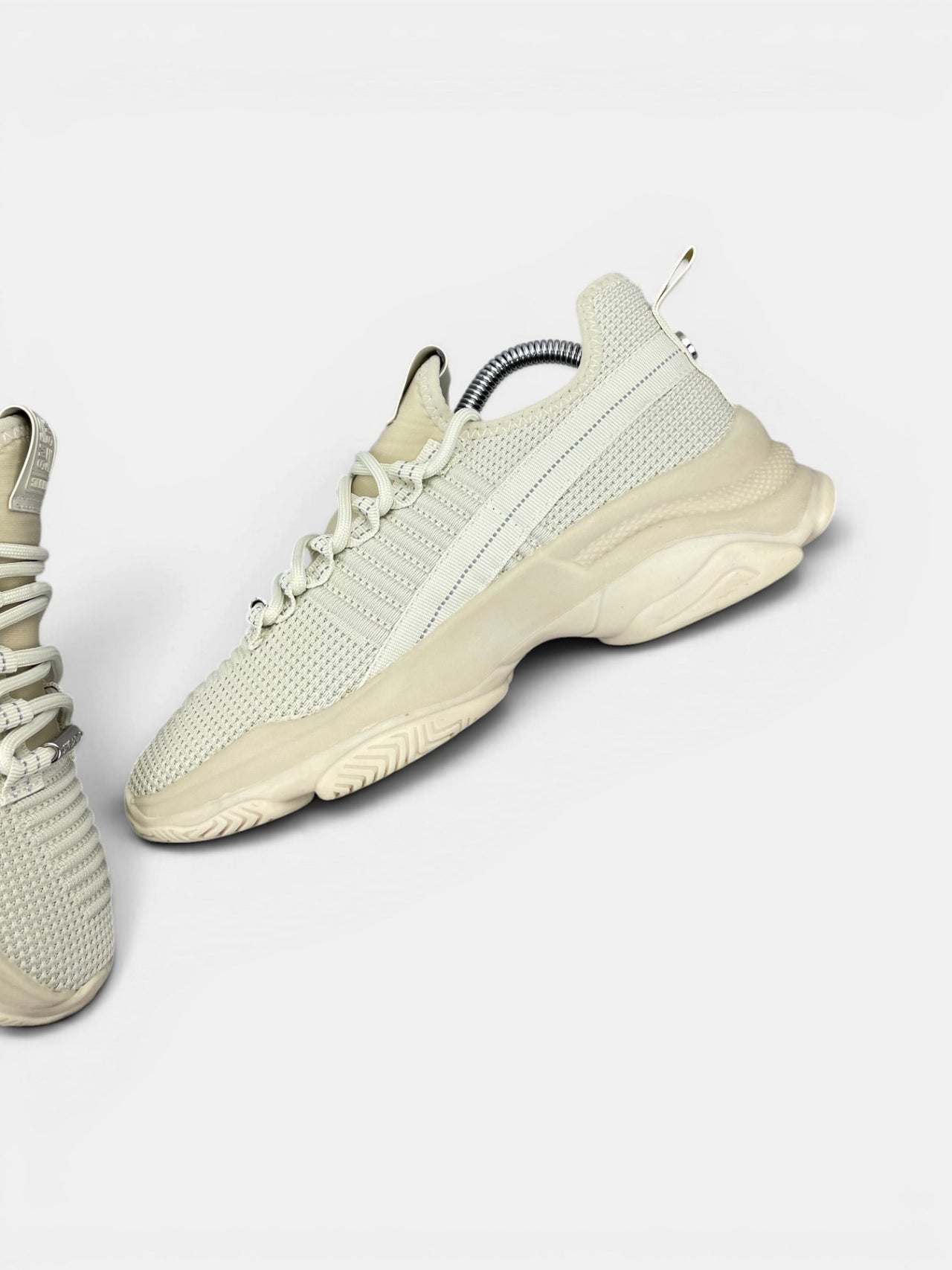Steve Madden Sneakers — buty sportowe damskie w bardzo dobrym stanie rozmiar 38, wewnętrzny panel prawego buta
