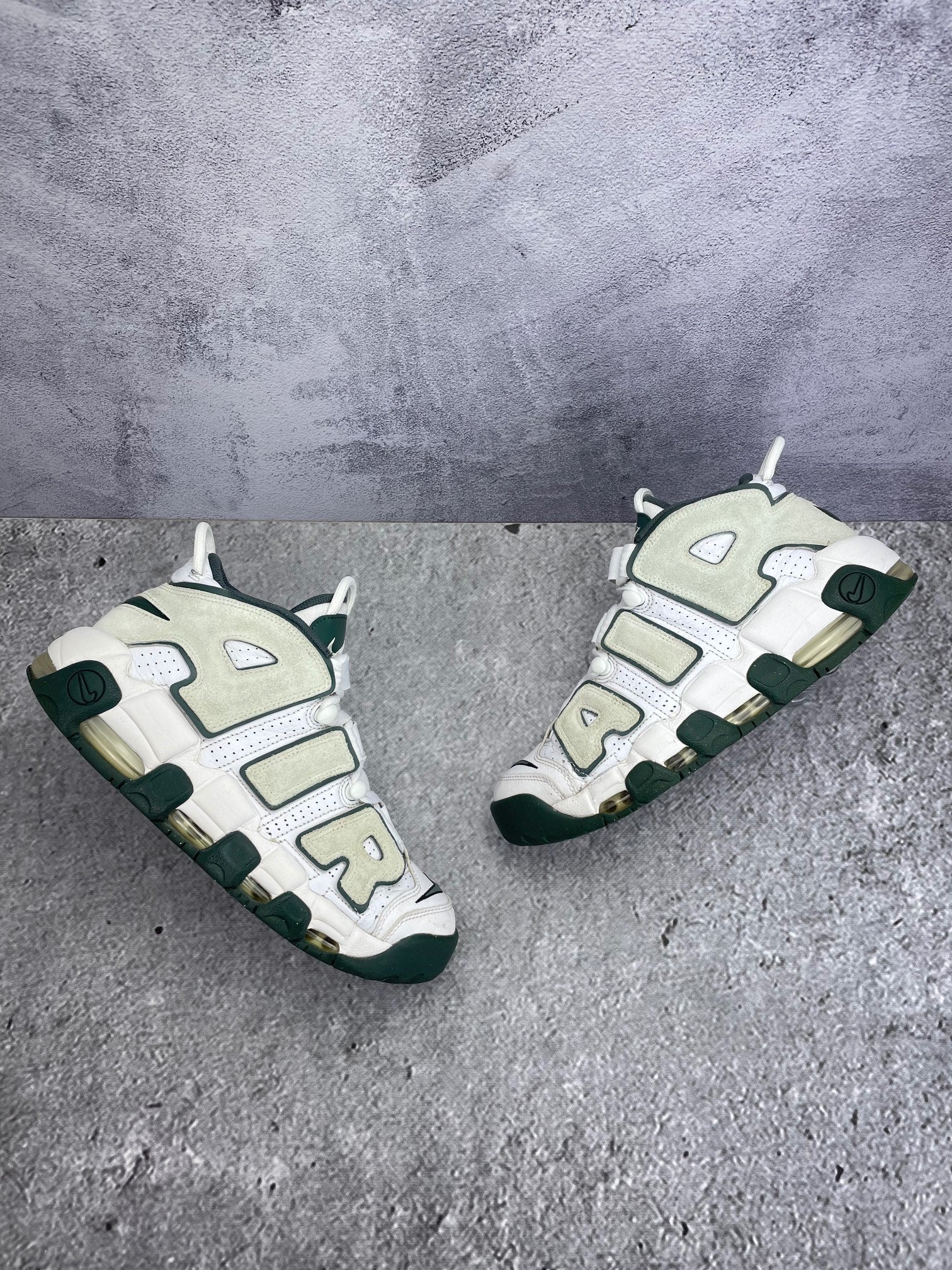 Nike Air More Uptempo '96 Vintage Green - buty sportowe, widok z góry na zewnętrzną stronę butów