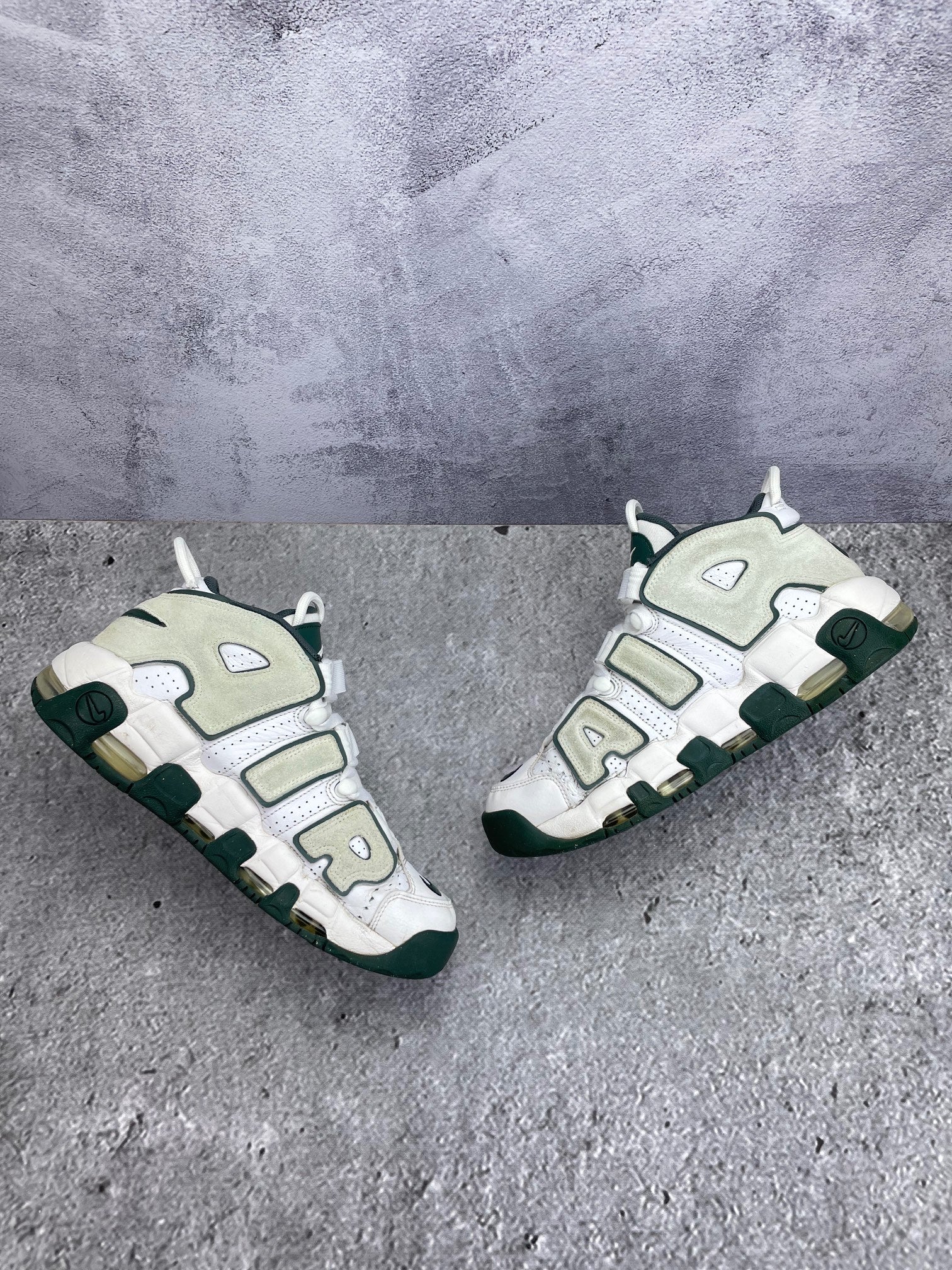 Nike Air More Uptempo '96 Vintage Green - buty sportowe, zewnętrzny panel prawego buta