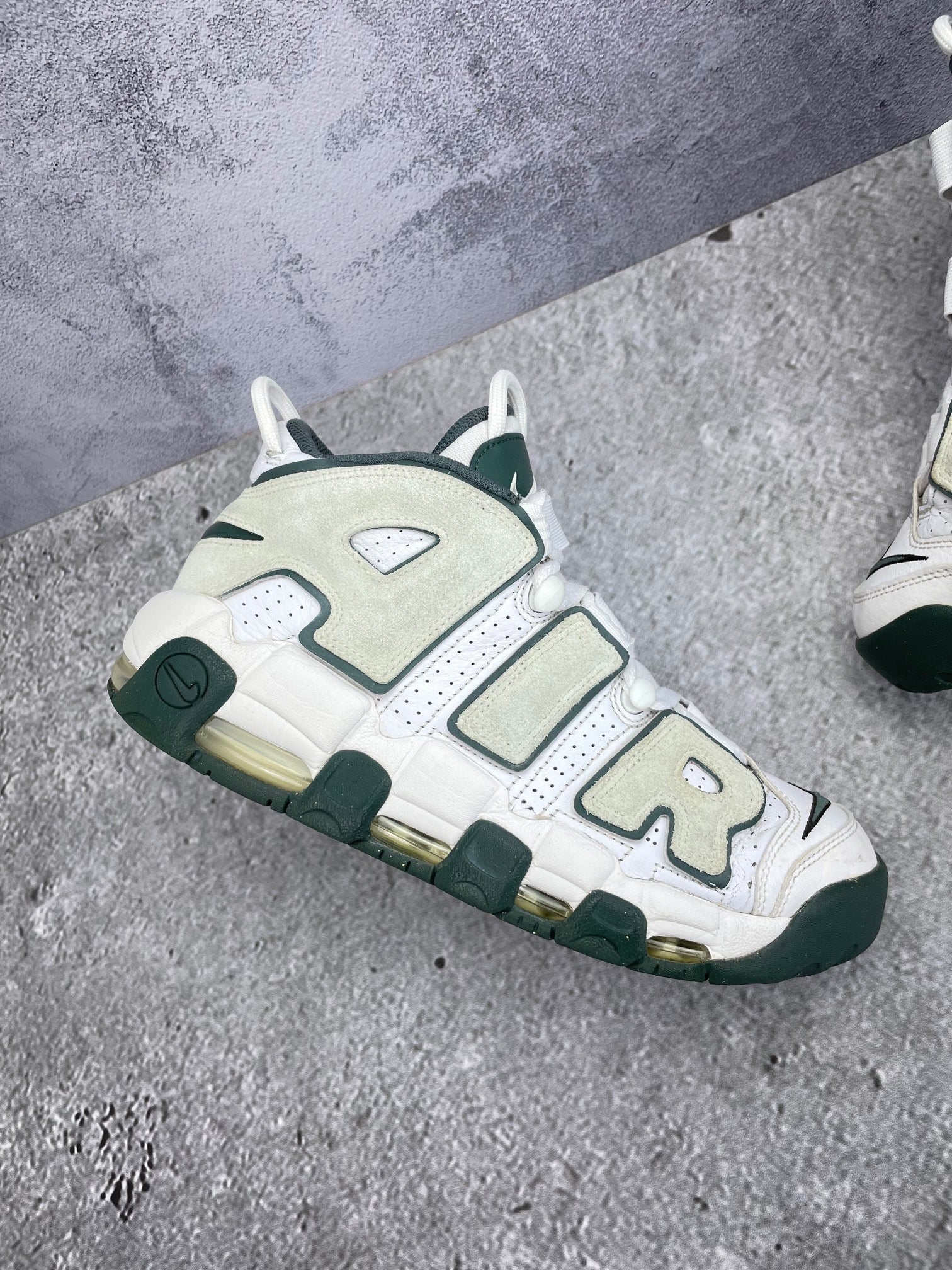 Nike Air More Uptempo '96 Vintage Green - buty sportowe, zewnętrzny panel lewego buta