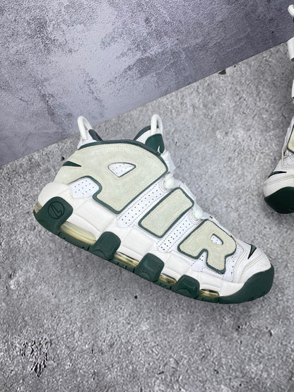 Nike Air More Uptempo '96 Vintage Green - buty sportowe, zewnętrzny panel lewego buta