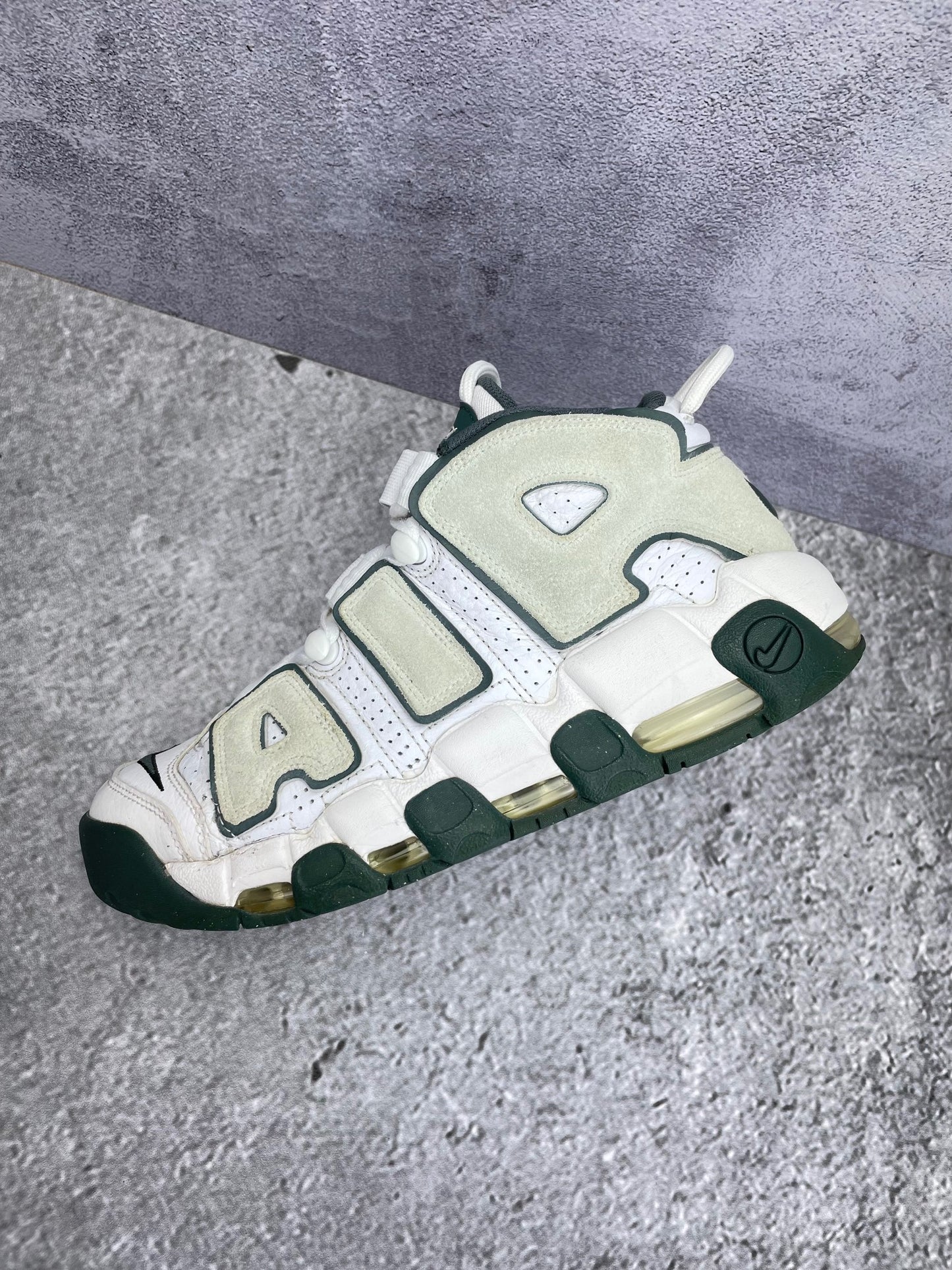 Nike Air More Uptempo '96 Vintage Green - buty sportowe, widok z góry na wewnętrzną stronę butów