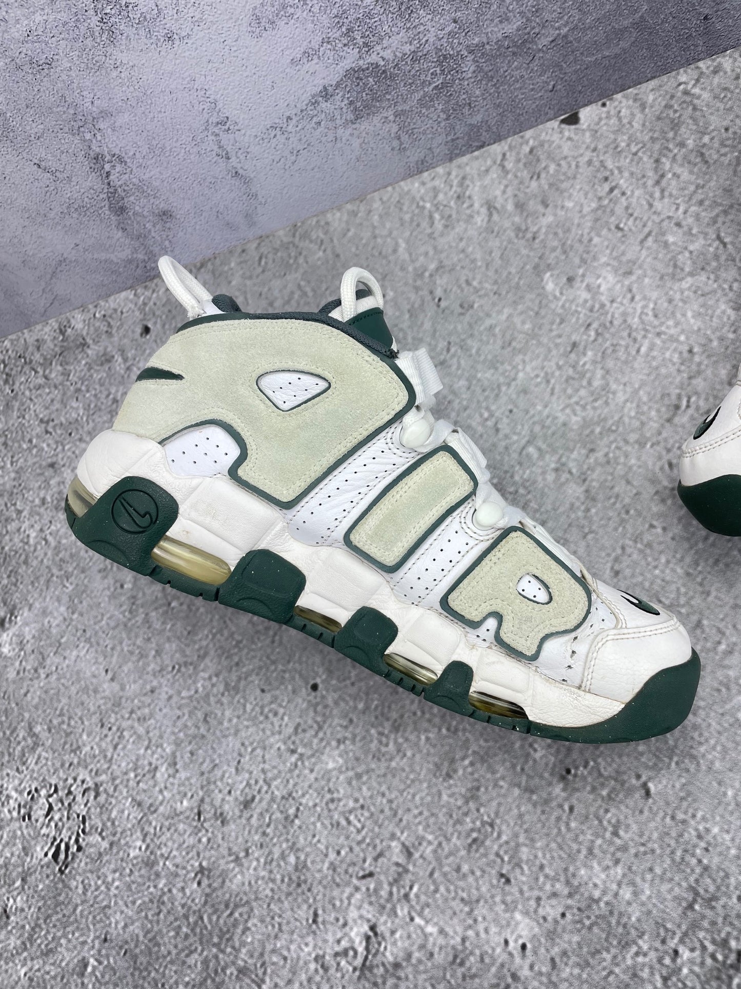 Nike Air More Uptempo '96 Vintage Green - buty sportowe, wewnętrzny panel lewego buta
