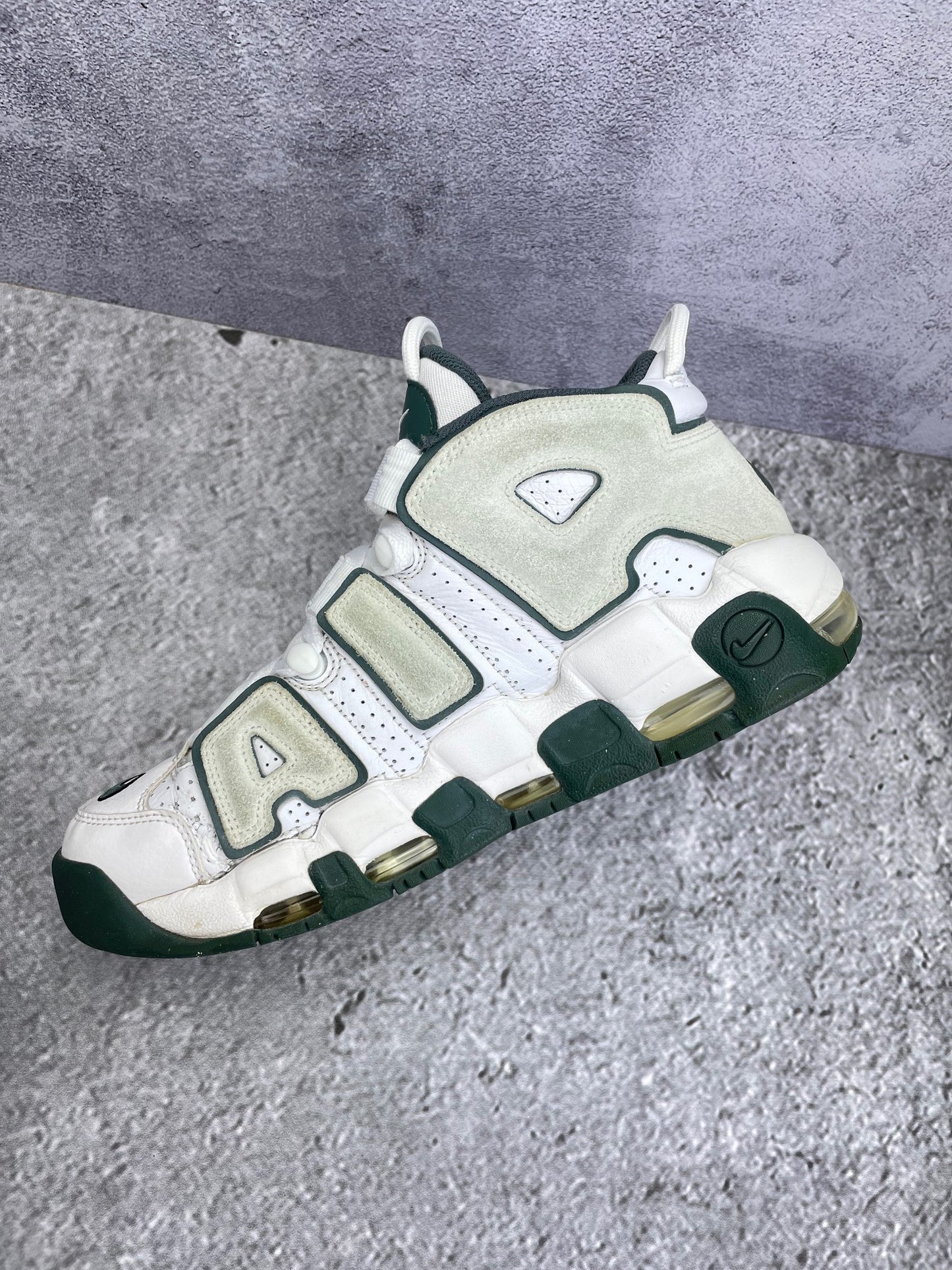 Nike Air More Uptempo '96 Vintage Green - buty sportowe, wewnętrzny panel prawego buta