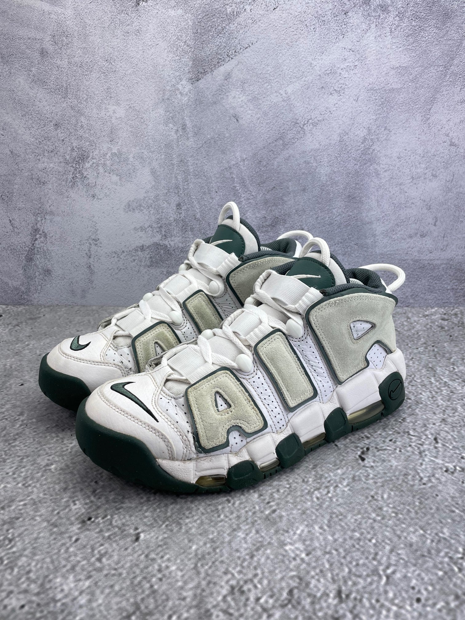 Nike Air More Uptempo '96 Vintage Green - buty sportowe, widok z boku na tle studyjnym