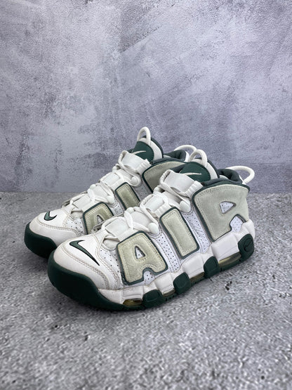 Nike Air More Uptempo '96 Vintage Green - buty sportowe, widok z boku na tle studyjnym