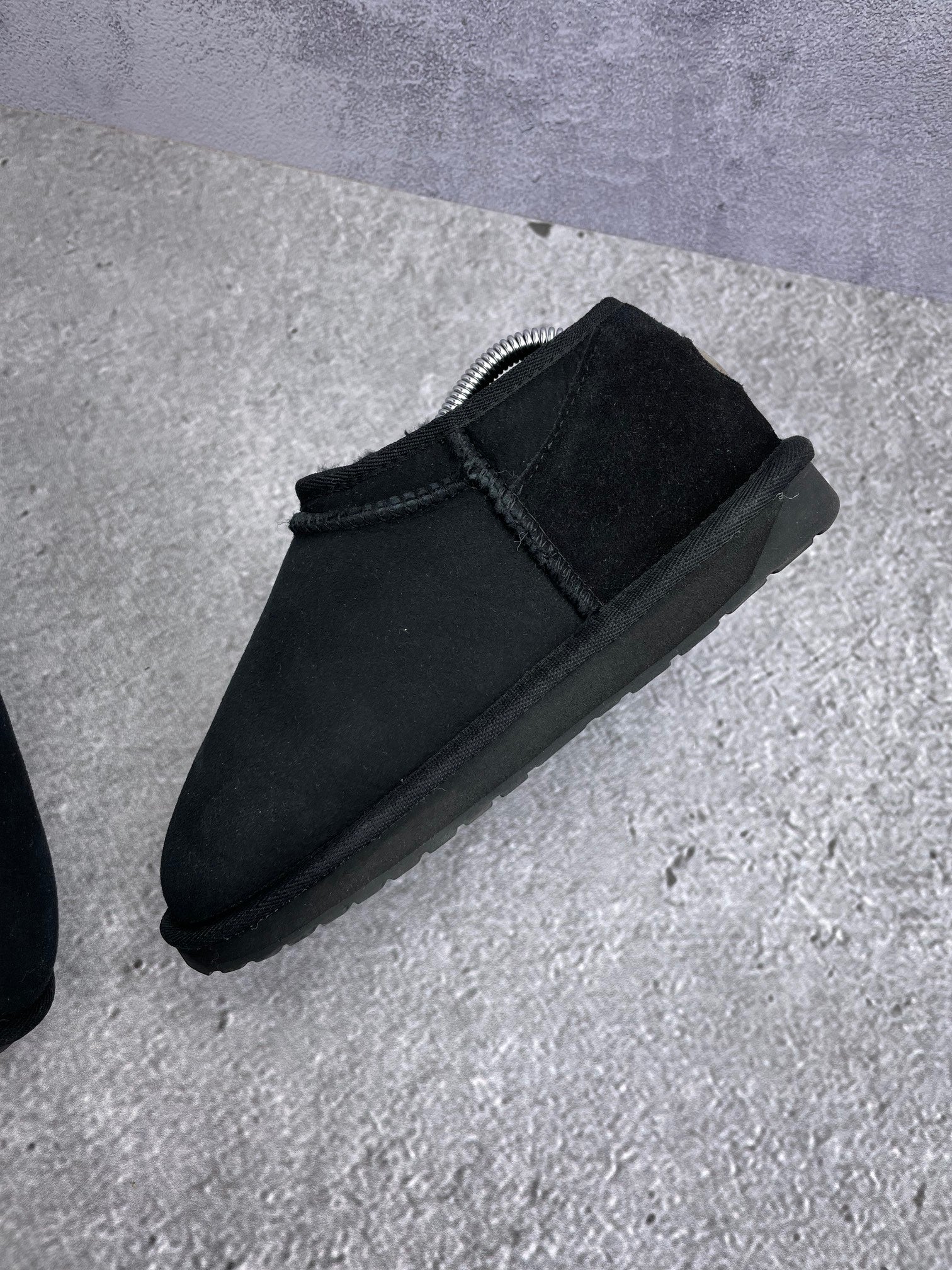 EMU Australia Stinger Compact Black - buty zimowe, zewnętrzny panel prawego buta
