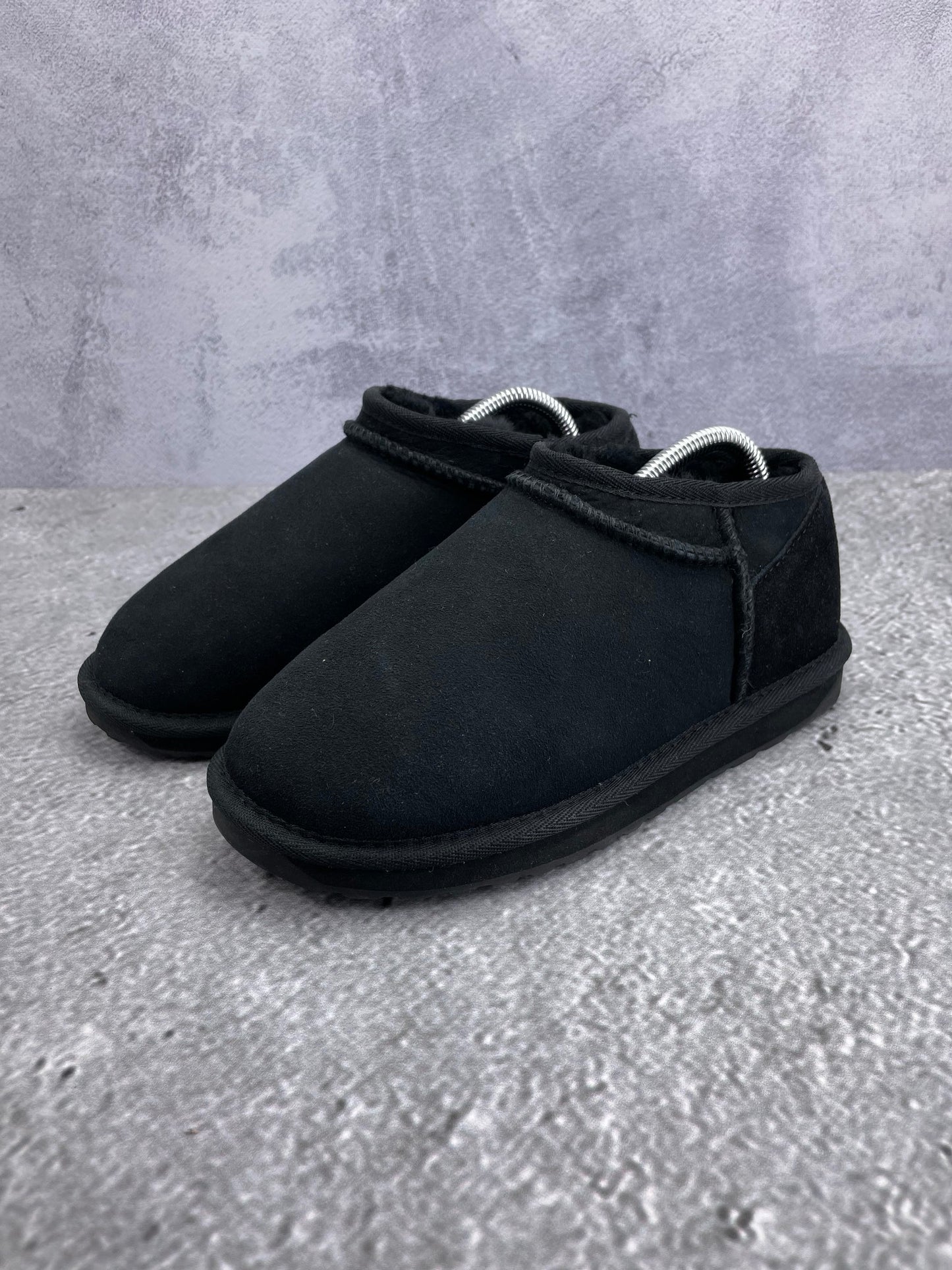 EMU Australia Stinger Compact Black - buty zimowe, widok z boku na tle studyjnym