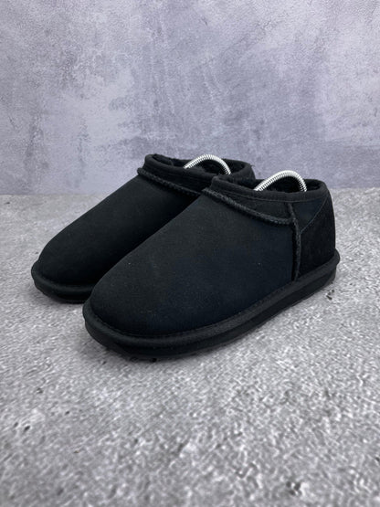 EMU Australia Stinger Compact Black - buty zimowe, widok z boku na tle studyjnym