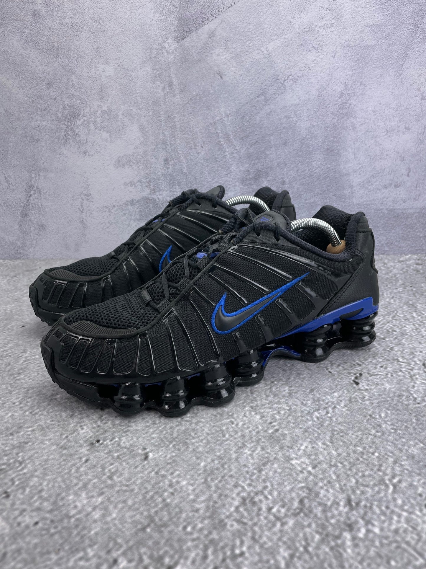 Nike Shox TL Black Racer Blue - buty sportowe, widok z boku na tle studyjnym