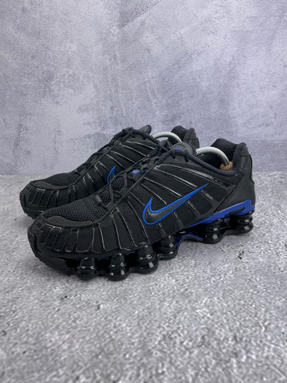 Nike Shox TL Black Racer Blue - buty sportowe, widok z boku na tle studyjnym