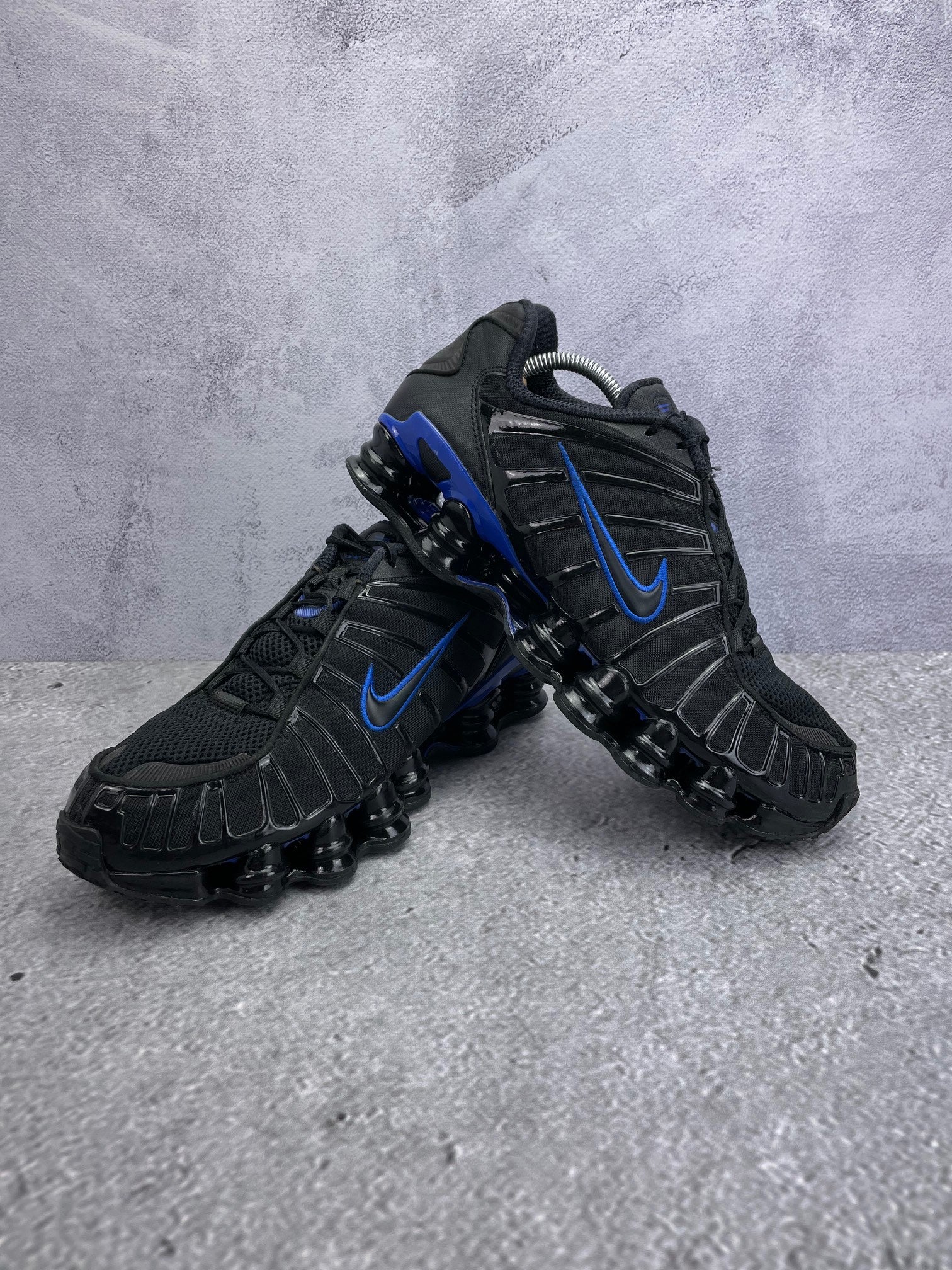 Nike Shox TL Black Racer Blue - buty sportowe, para butów, widok z boku na tle studyjnym