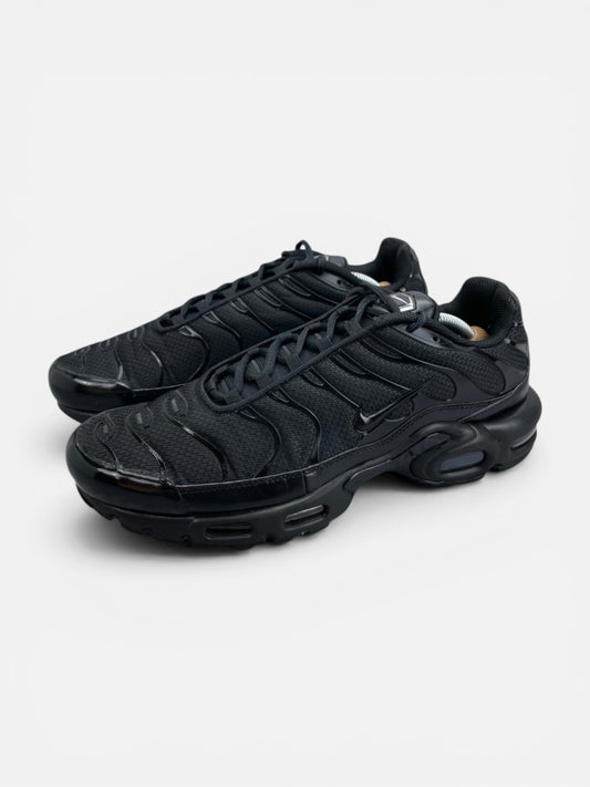 Nike Air Max Plus Triple Black - buty sportowe, widok z boku