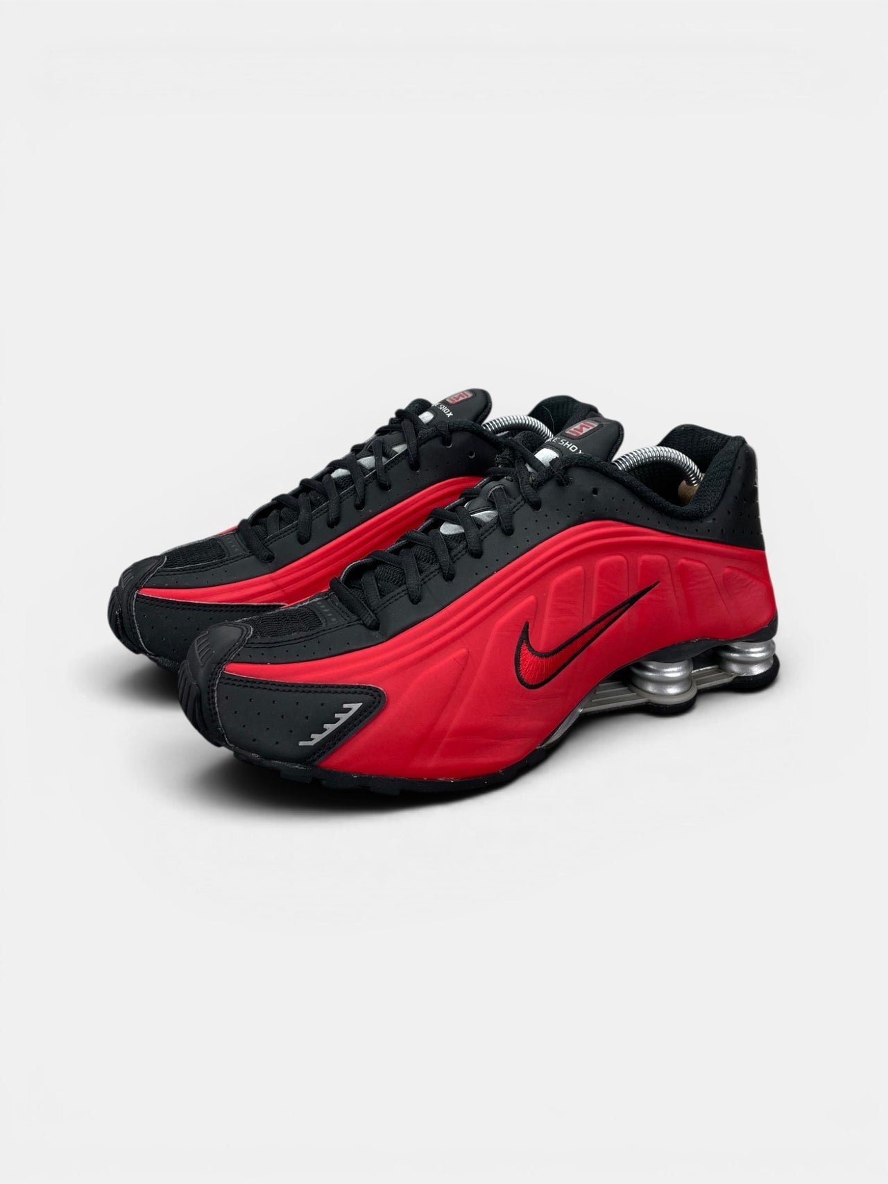 Nike Shox R4 Black/Red — buty sportowe męskie w bardzo dobrym stanie rozmiar 44, widok z boku