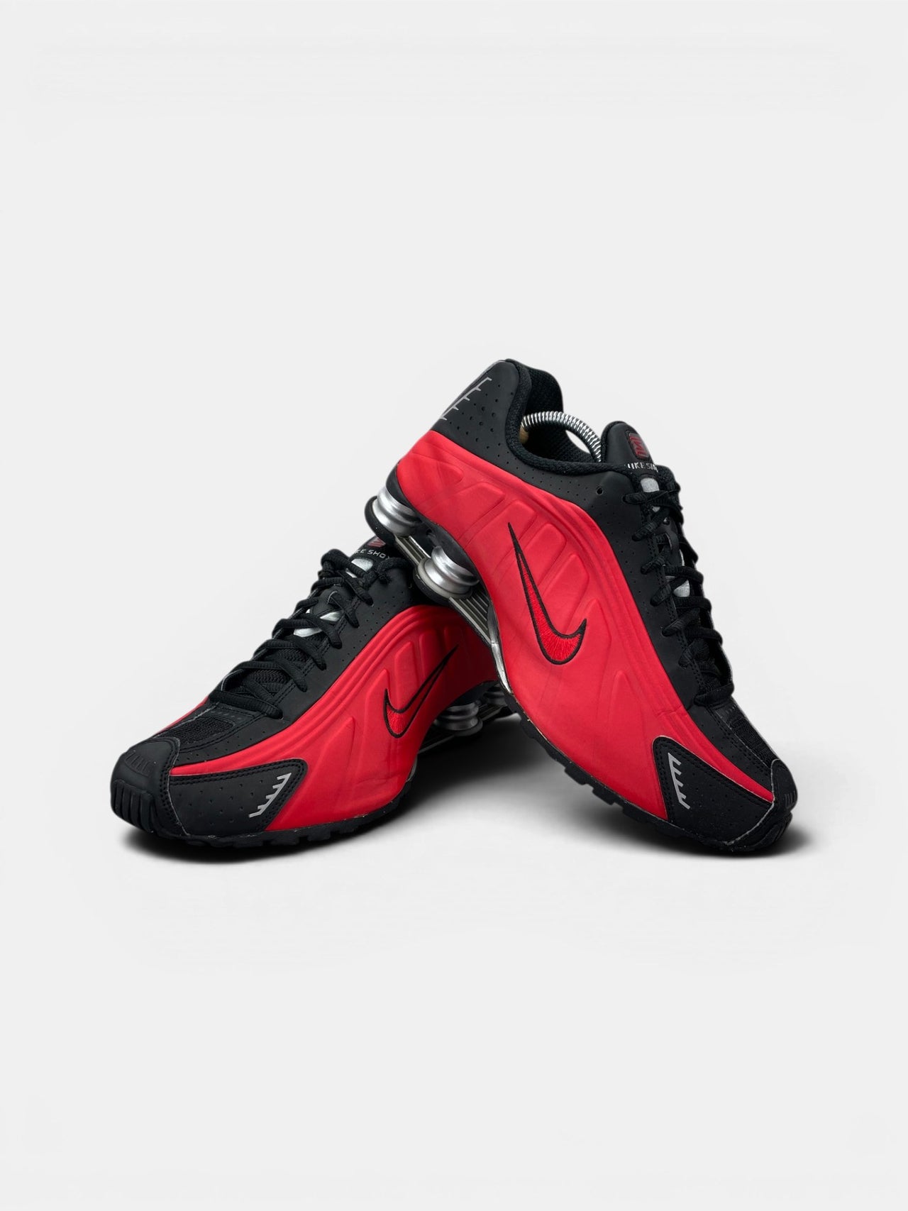 Nike Shox R4 Black/Red — buty sportowe męskie w bardzo dobrym stanie rozmiar 44, boczny profil