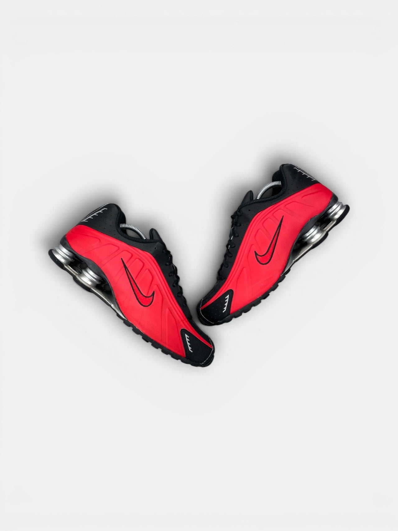 Nike Shox R4 Black/Red — buty sportowe męskie w bardzo dobrym stanie rozmiar 44, widok z góry na zewnętrzną stronę butów