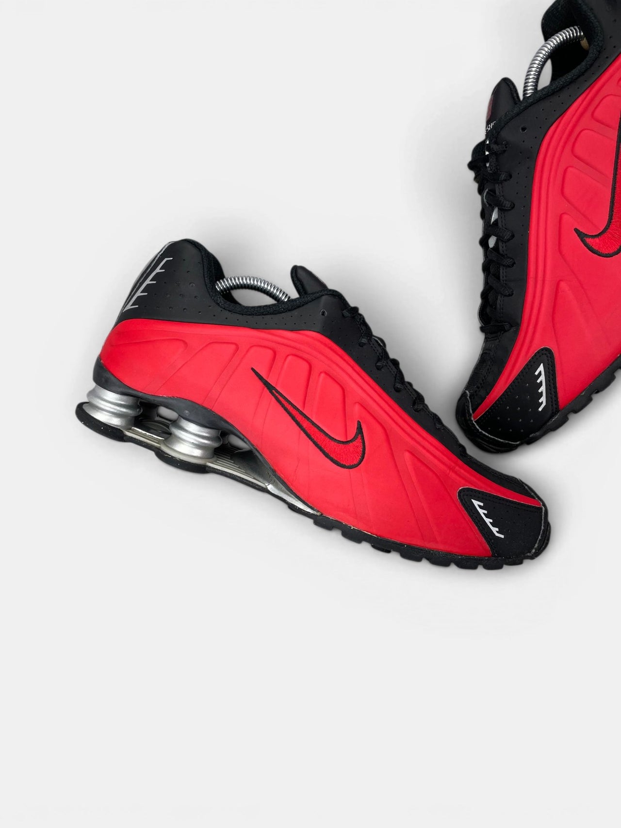 Nike Shox R4 Black/Red — buty sportowe męskie w bardzo dobrym stanie rozmiar 44, zewnętrzny panel prawego buta