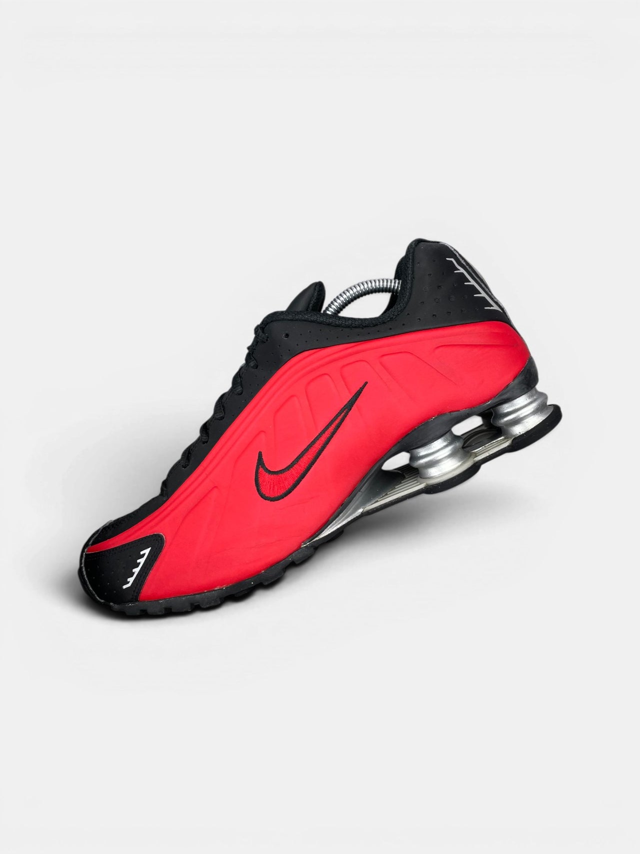Nike Shox R4 Black/Red — buty sportowe męskie w bardzo dobrym stanie rozmiar 44, zewnętrzny panel lewego buta