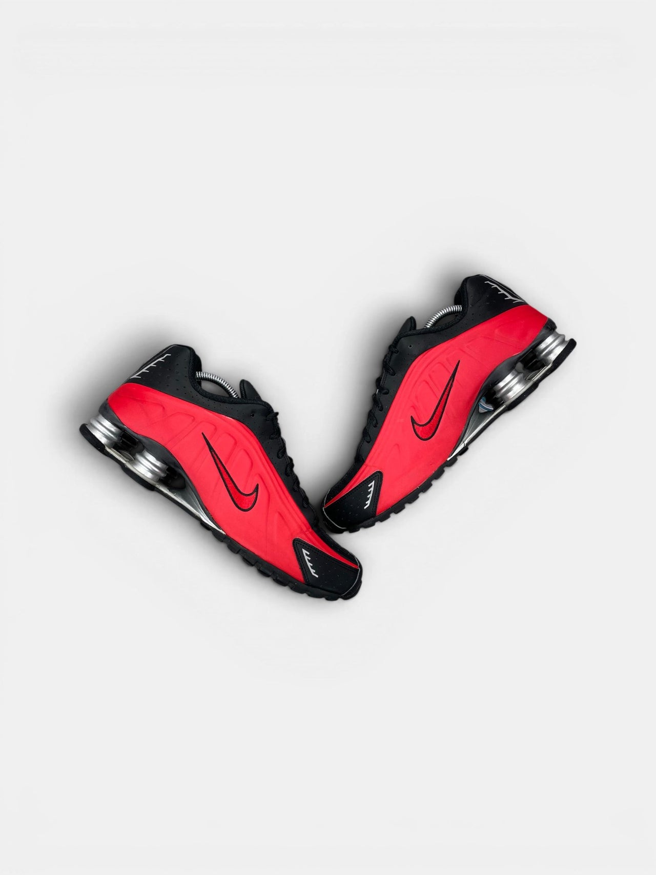 Nike Shox R4 Black/Red — buty sportowe męskie w bardzo dobrym stanie rozmiar 44, widok z góry na wewnętrzną stronę butów
