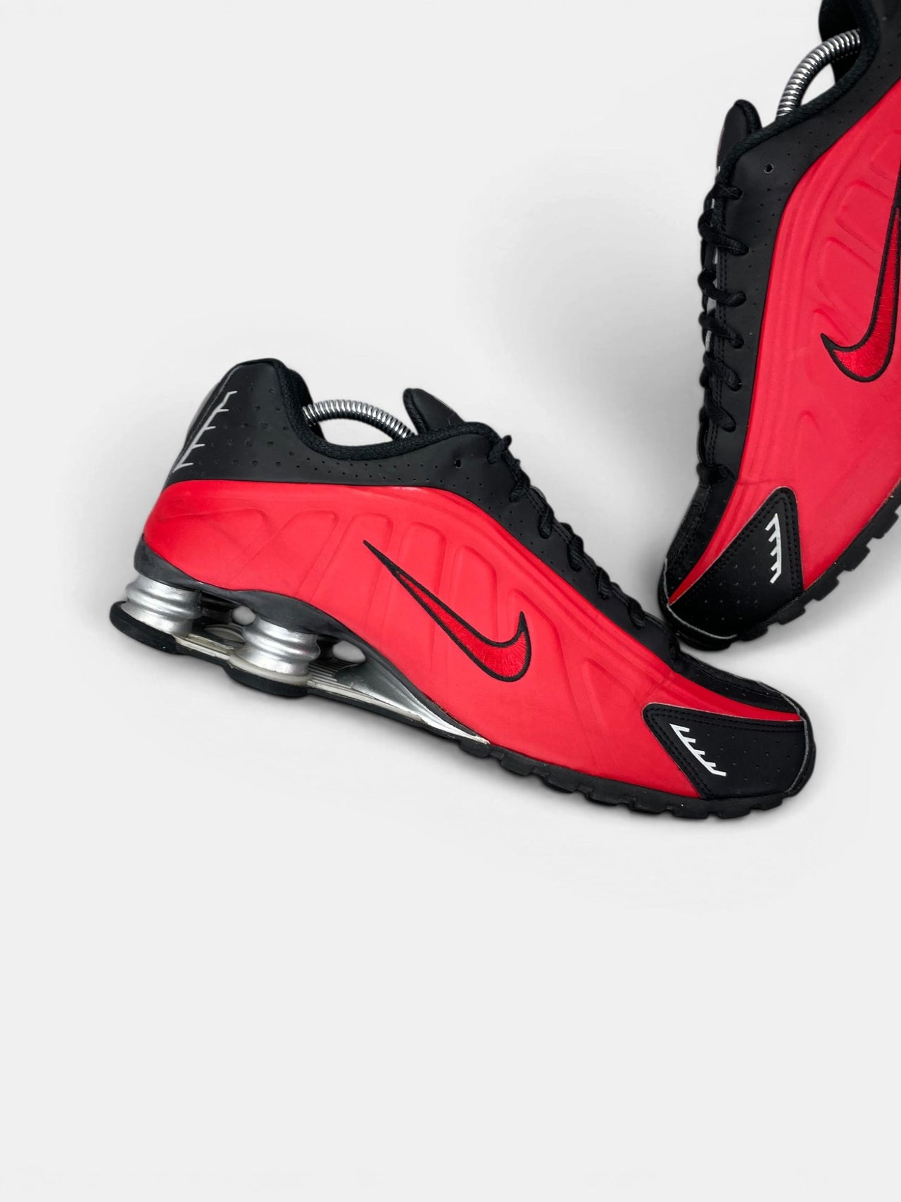 Nike Shox R4 Black/Red — buty sportowe męskie w bardzo dobrym stanie rozmiar 44, wewnętrzny panel lewego buta