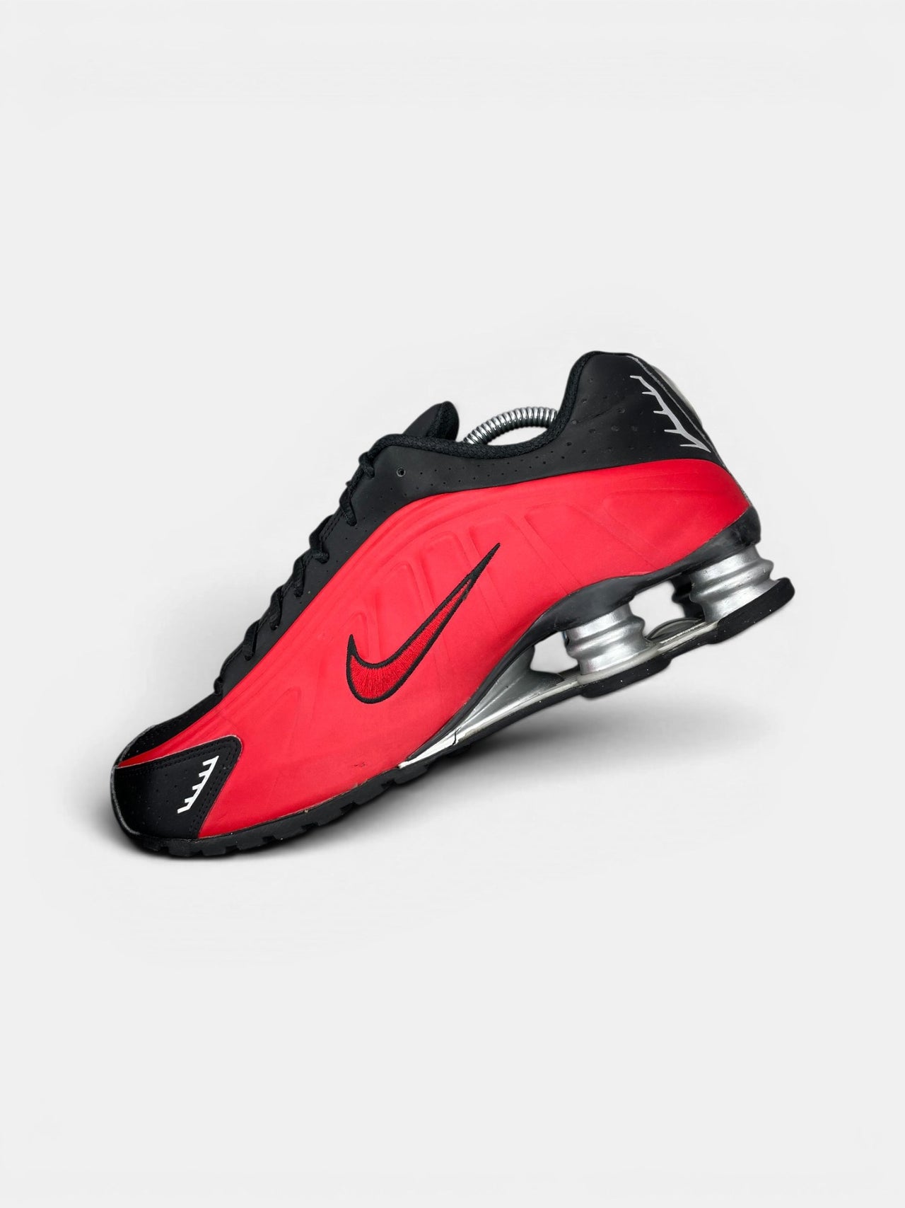 Nike Shox R4 Black/Red — buty sportowe męskie w bardzo dobrym stanie rozmiar 44, wewnętrzny panel prawego buta