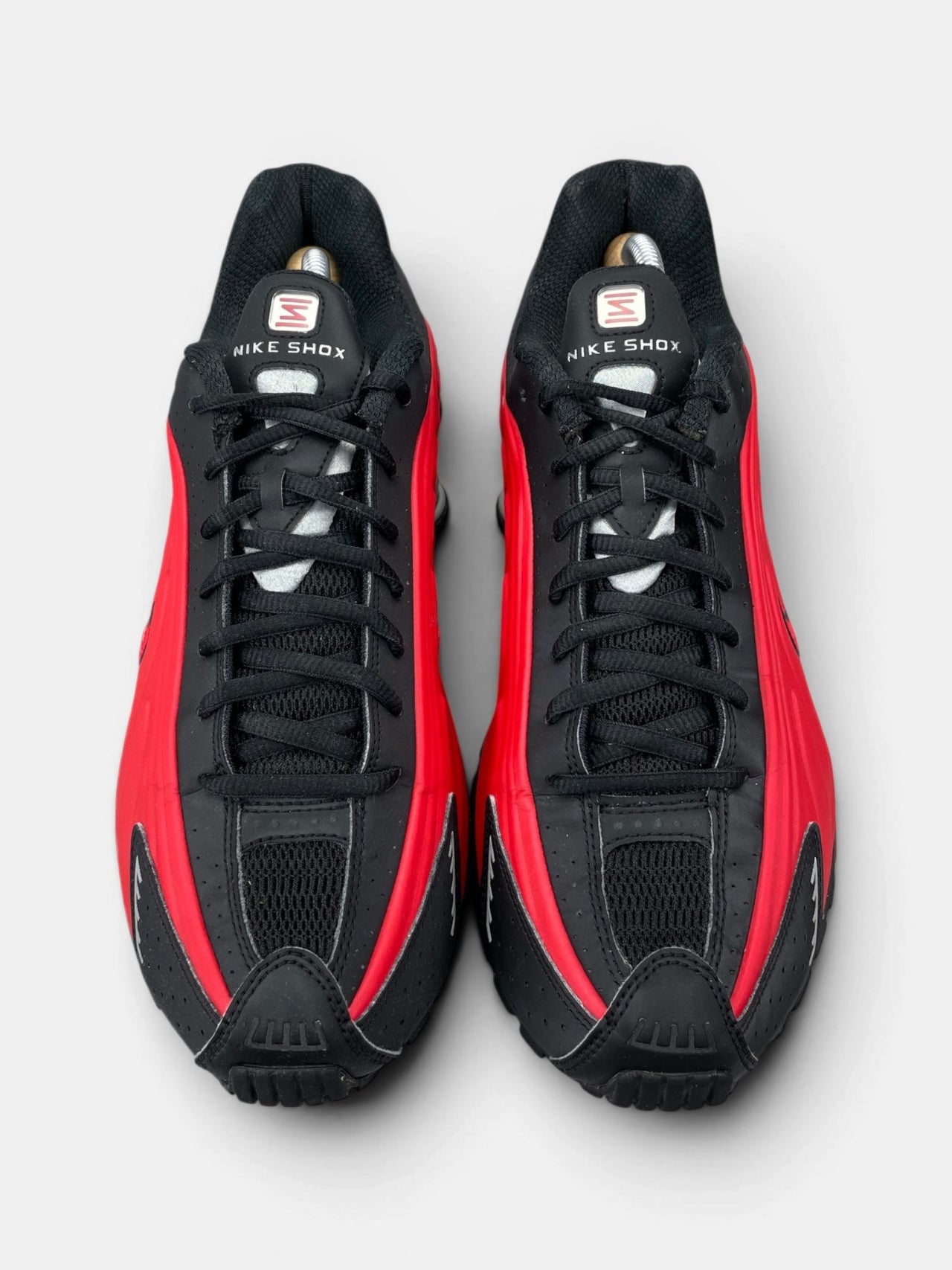 Nike Shox R4 Black/Red — buty sportowe męskie w bardzo dobrym stanie rozmiar 44, widok z góry