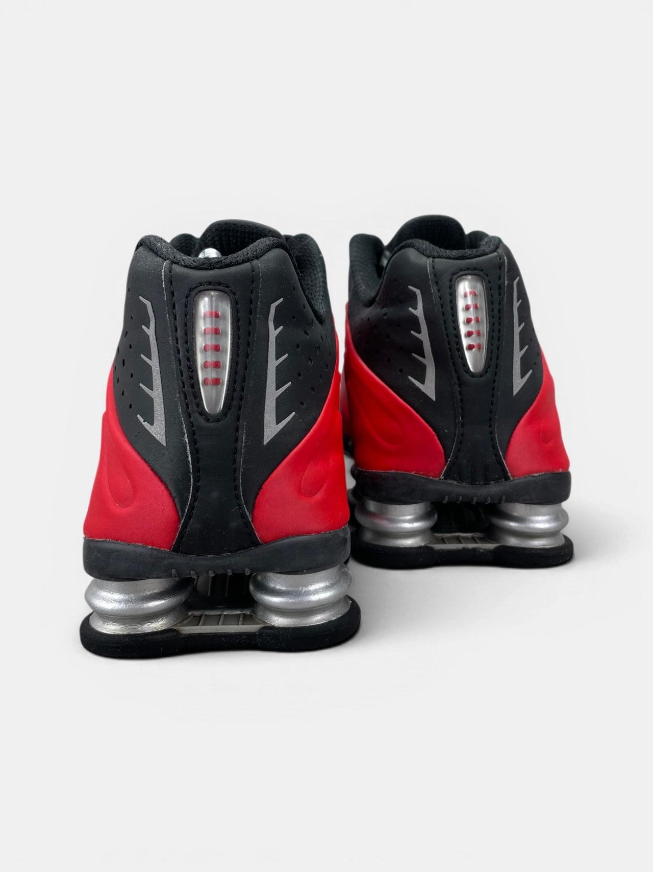 Nike Shox R4 Black/Red — buty sportowe męskie w bardzo dobrym stanie rozmiar 44, widok z tyłu