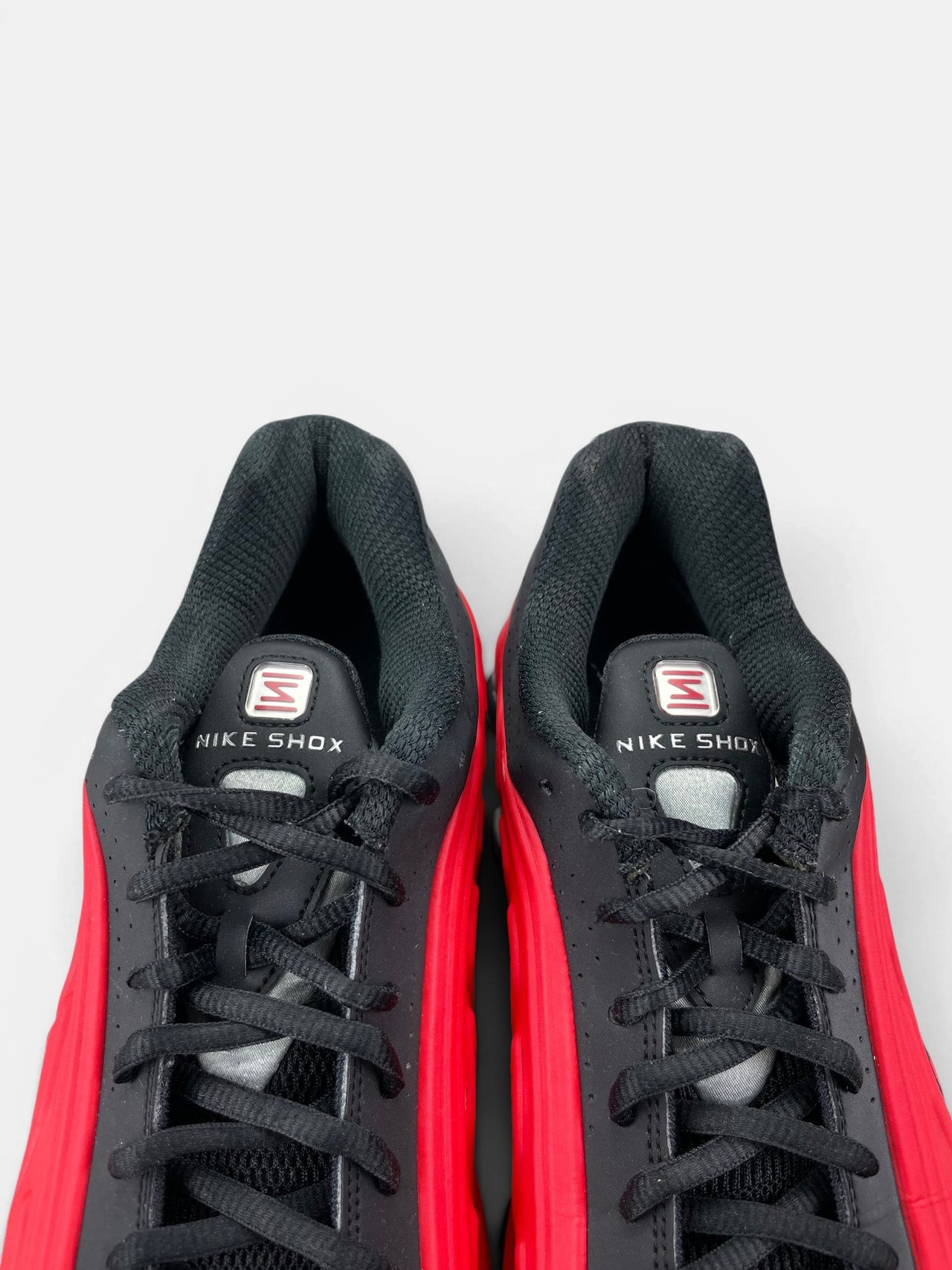 Nike Shox R4 Black/Red — buty sportowe męskie w bardzo dobrym stanie rozmiar 44, zapiętki butów