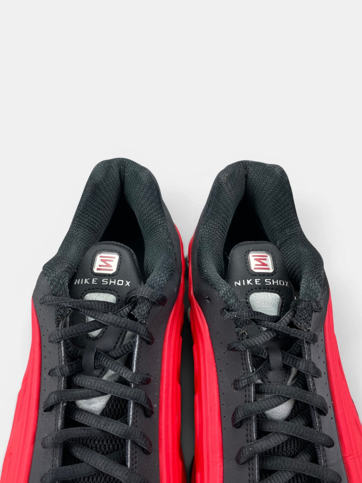 Nike Shox R4 Black/Red — buty sportowe męskie w bardzo dobrym stanie rozmiar 44, zapiętki butów