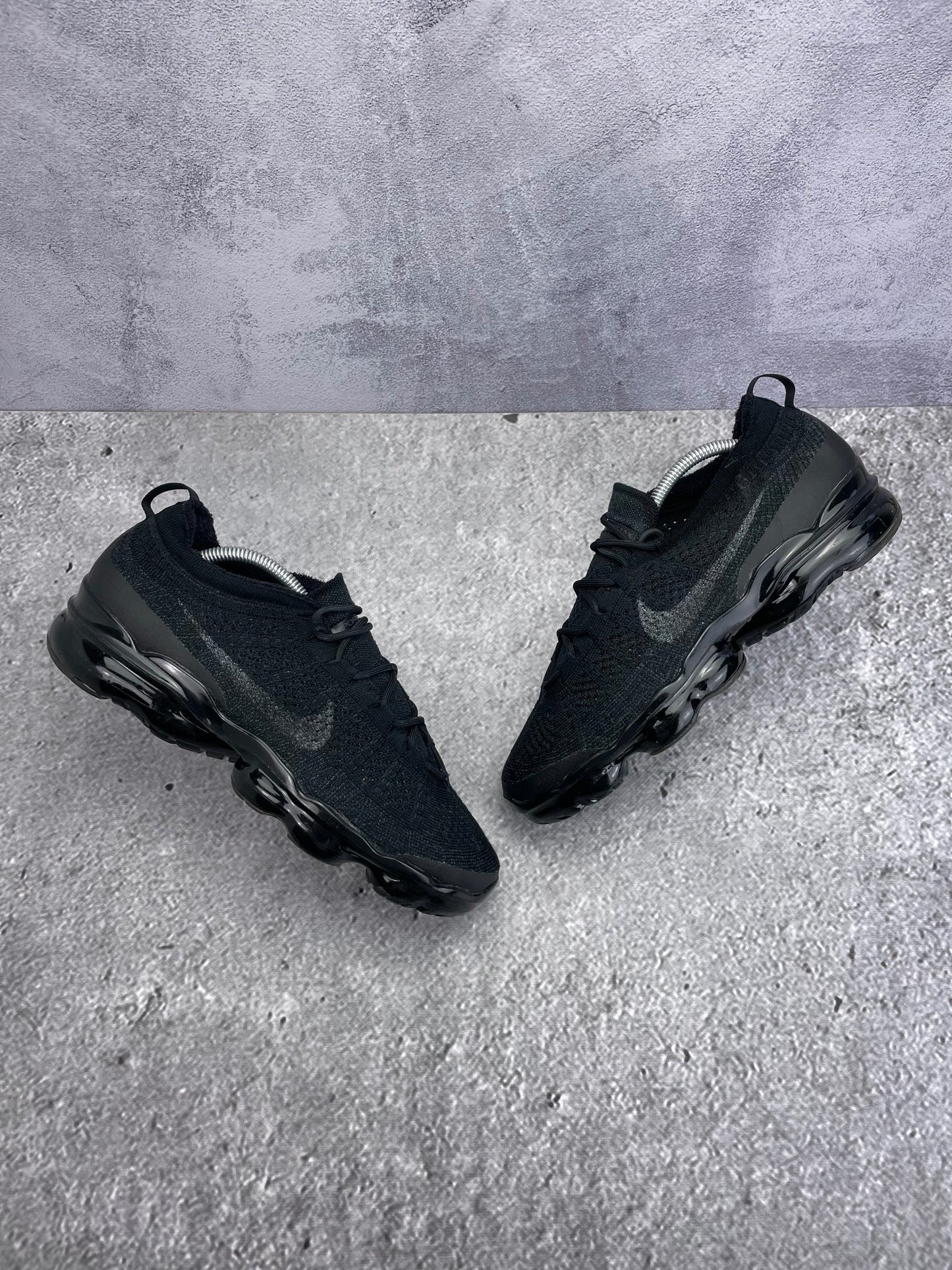 Nike Air VaporMax 2023 Flyknit Triple Black - buty sportowe, widok z góry na zewnętrzną stronę butów