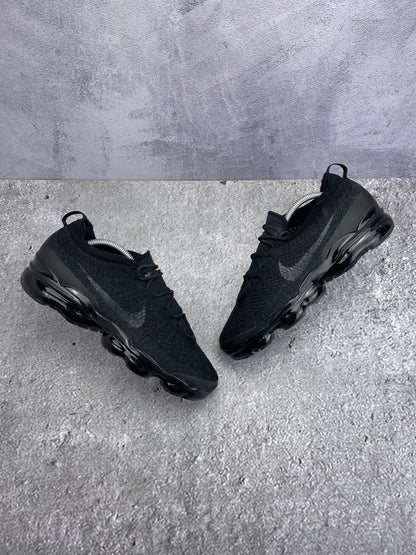 Nike Air VaporMax 2023 Flyknit Triple Black - buty sportowe, widok z góry na zewnętrzną stronę butów